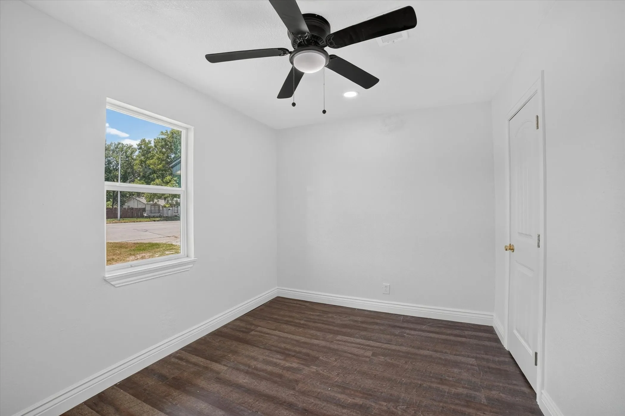 Single Family Residence For Sale in Tarrant County , 5137 E Berry Street, Fort Worth, Texas 76119, 3 Bedroom, 1 Bathroom, Garage spaces, 851 Sqft, built in 1958, mls#21321295, Real Estate Agent in Fort Worth, Homes For Sale in Tarrant county, Homes For Sale in Fort Worth, Realtor in Fort Worth Texas, Real Estate Brokerage Independent Realty Texas, Luminita Cordes Realtor