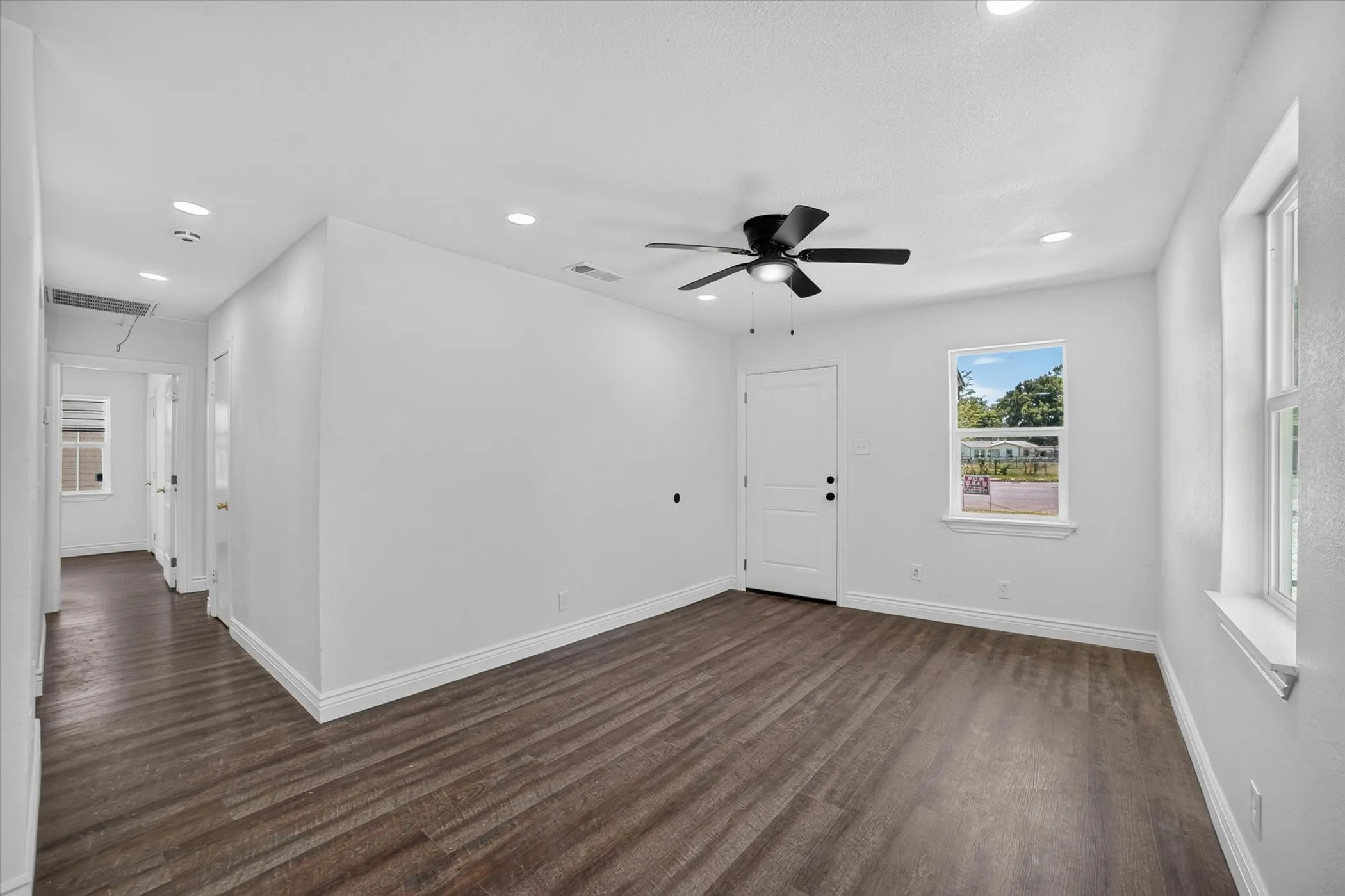 Single Family Residence For Sale in Tarrant County , 5137 E Berry Street, Fort Worth, Texas 76119, 3 Bedroom, 1 Bathroom, Garage spaces, 851 Sqft, built in 1958, mls#21321295, Real Estate Agent in Fort Worth, Homes For Sale in Tarrant county, Homes For Sale in Fort Worth, Realtor in Fort Worth Texas, Real Estate Brokerage Independent Realty Texas, Luminita Cordes Realtor
