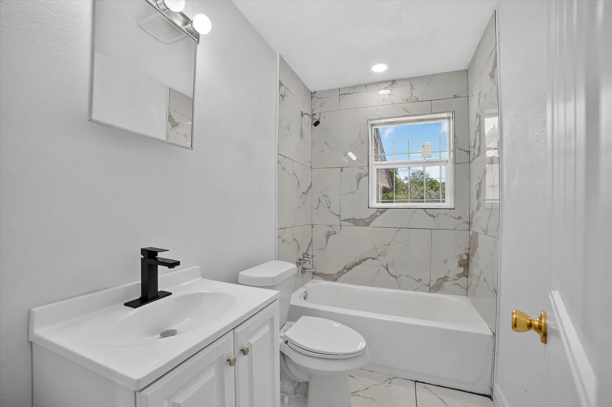 Single Family Residence For Sale in Tarrant County , 5137 E Berry Street, Fort Worth, Texas 76119, 3 Bedroom, 1 Bathroom, Garage spaces, 851 Sqft, built in 1958, mls#21321295, Real Estate Agent in Fort Worth, Homes For Sale in Tarrant county, Homes For Sale in Fort Worth, Realtor in Fort Worth Texas, Real Estate Brokerage Independent Realty Texas, Luminita Cordes Realtor