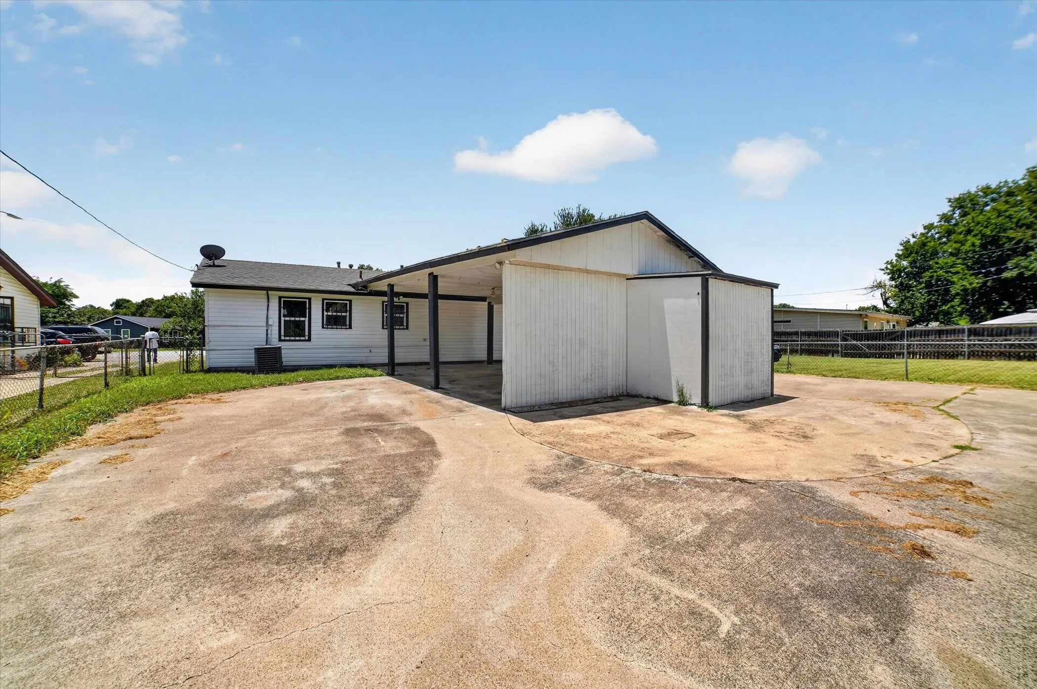 Single Family Residence For Sale in Tarrant County , 5137 E Berry Street, Fort Worth, Texas 76119, 3 Bedroom, 1 Bathroom, Garage spaces, 851 Sqft, built in 1958, mls#21321295, Real Estate Agent in Fort Worth, Homes For Sale in Tarrant county, Homes For Sale in Fort Worth, Realtor in Fort Worth Texas, Real Estate Brokerage Independent Realty Texas, Luminita Cordes Realtor