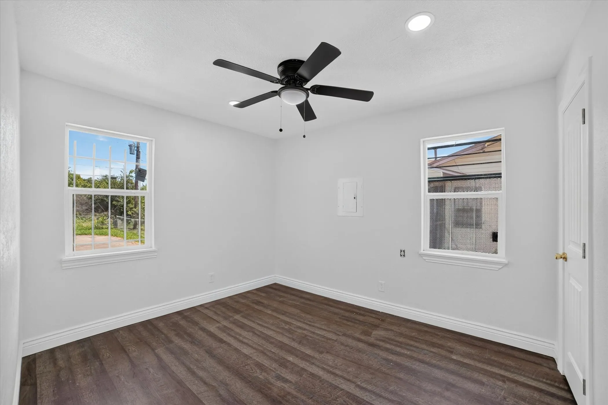 Single Family Residence For Sale in Tarrant County , 5137 E Berry Street, Fort Worth, Texas 76119, 3 Bedroom, 1 Bathroom, Garage spaces, 851 Sqft, built in 1958, mls#21321295, Real Estate Agent in Fort Worth, Homes For Sale in Tarrant county, Homes For Sale in Fort Worth, Realtor in Fort Worth Texas, Real Estate Brokerage Independent Realty Texas, Luminita Cordes Realtor