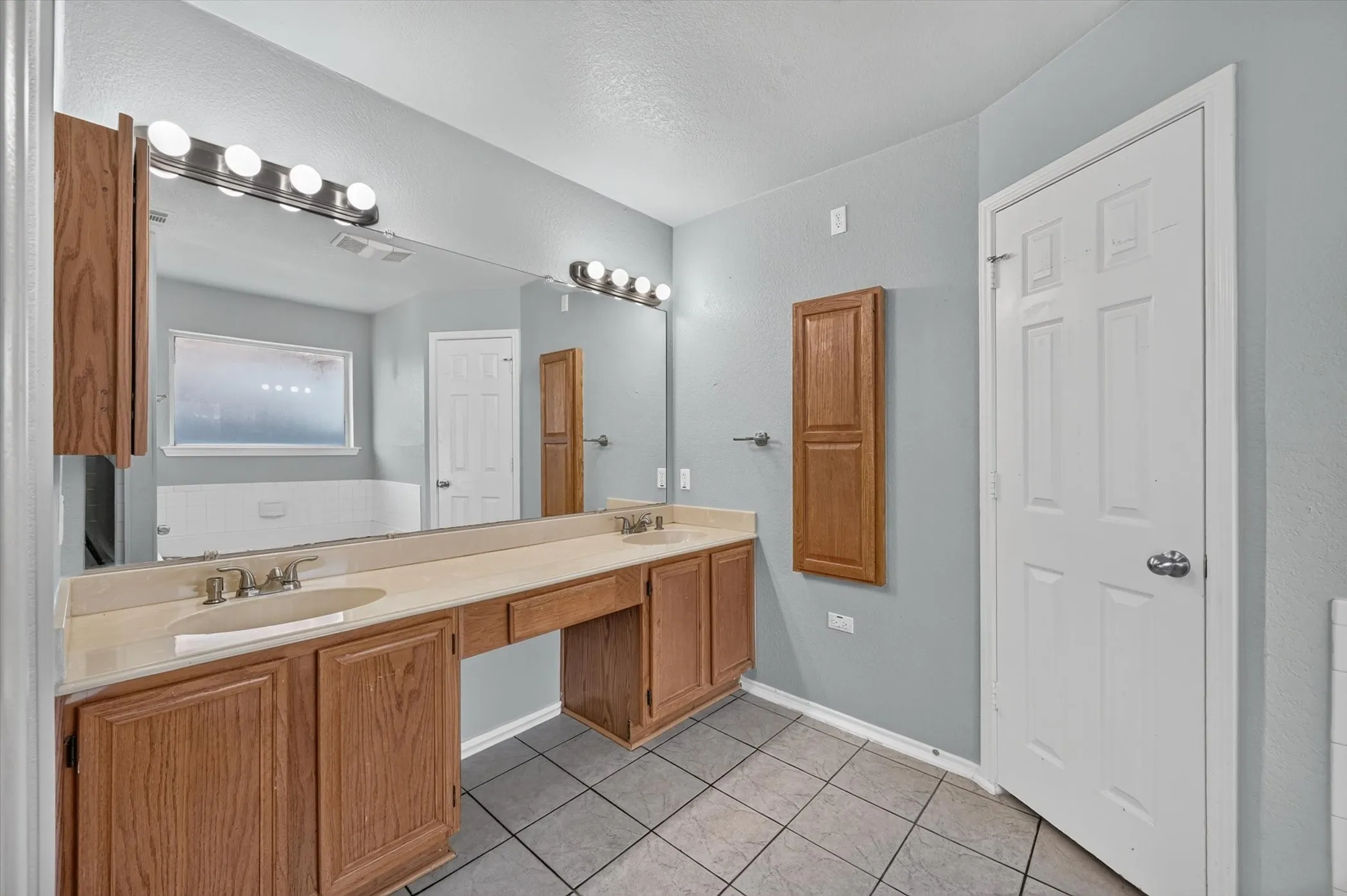 Single Family Residence For Sale in Tarrant County , 7405 Emerywood Lane, Fort Worth, Texas 76137, 3 Bedroom, 2 Bathroom, 2 Garage spaces, 1,640 Sqft, built in 1986, mls#21321307, Real Estate Agent in Fort Worth, Homes For Sale in Tarrant county, Homes For Sale in Fort Worth, Realtor in Fort Worth Texas, Real Estate Brokerage Independent Realty Texas, Luminita Cordes Realtor