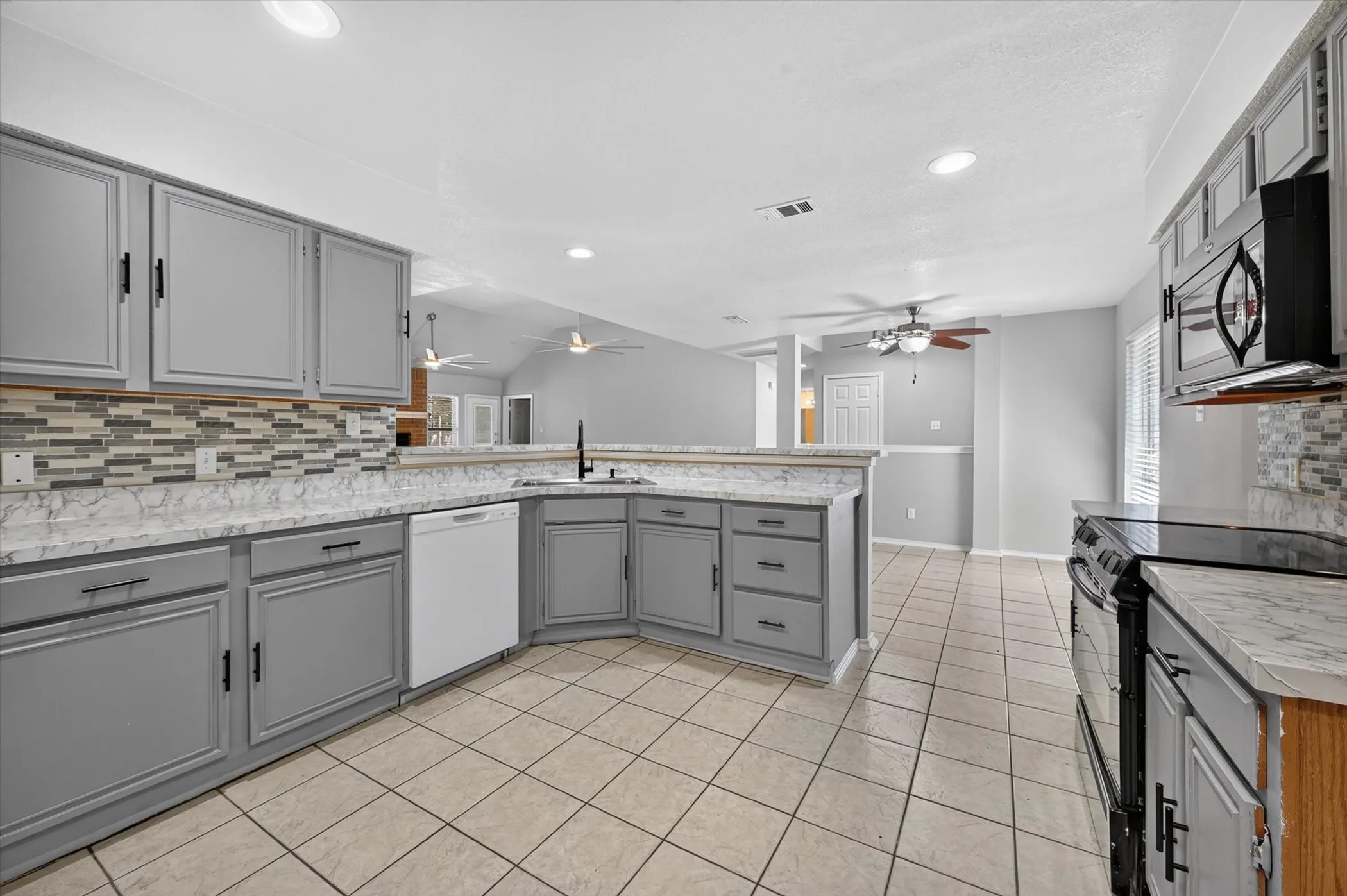 Single Family Residence For Sale in Tarrant County , 7405 Emerywood Lane, Fort Worth, Texas 76137, 3 Bedroom, 2 Bathroom, 2 Garage spaces, 1,640 Sqft, built in 1986, mls#21321307, Real Estate Agent in Fort Worth, Homes For Sale in Tarrant county, Homes For Sale in Fort Worth, Realtor in Fort Worth Texas, Real Estate Brokerage Independent Realty Texas, Luminita Cordes Realtor
