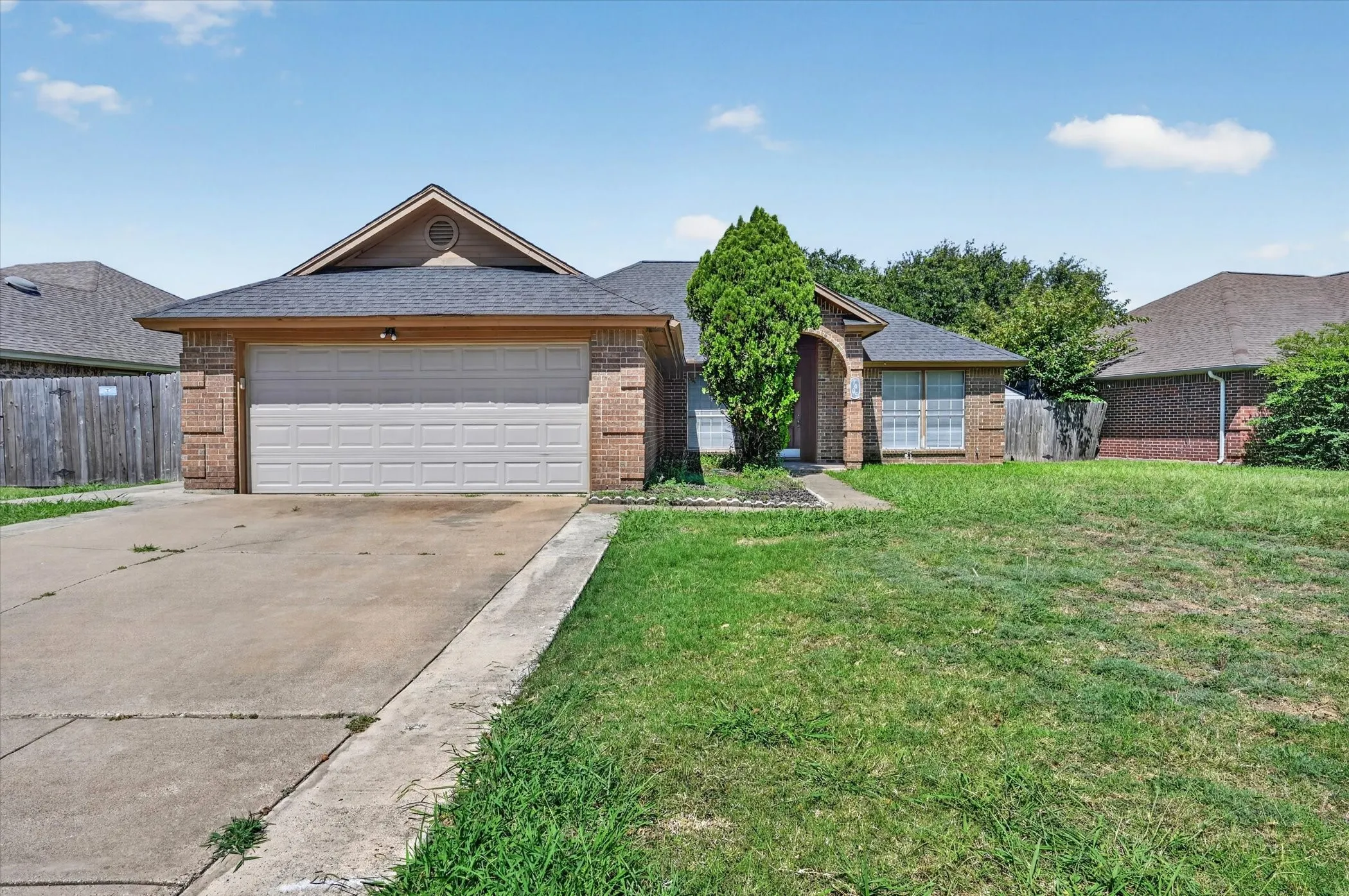Single Family Residence For Sale in Tarrant County , 7405 Emerywood Lane, Fort Worth, Texas 76137, 3 Bedroom, 2 Bathroom, 2 Garage spaces, 1,640 Sqft, built in 1986, mls#21321307, Real Estate Agent in Fort Worth, Homes For Sale in Tarrant county, Homes For Sale in Fort Worth, Realtor in Fort Worth Texas, Real Estate Brokerage Independent Realty Texas, Luminita Cordes Realtor