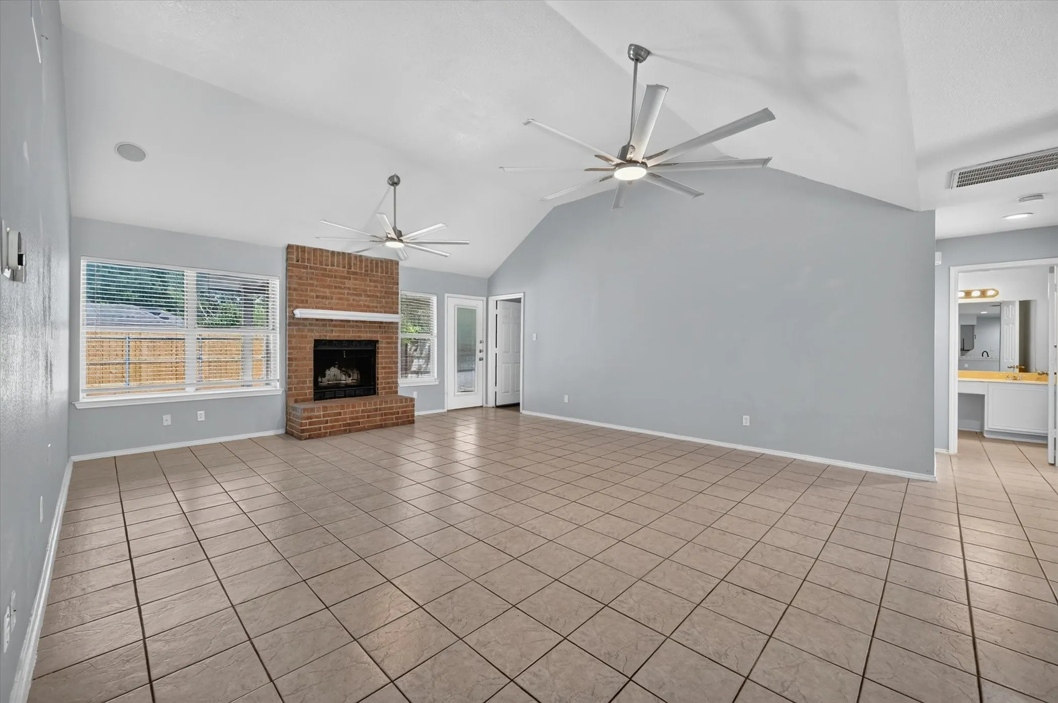 Single Family Residence For Sale in Tarrant County , 7405 Emerywood Lane, Fort Worth, Texas 76137, 3 Bedroom, 2 Bathroom, 2 Garage spaces, 1,640 Sqft, built in 1986, mls#21321307, Real Estate Agent in Fort Worth, Homes For Sale in Tarrant county, Homes For Sale in Fort Worth, Realtor in Fort Worth Texas, Real Estate Brokerage Independent Realty Texas, Luminita Cordes Realtor