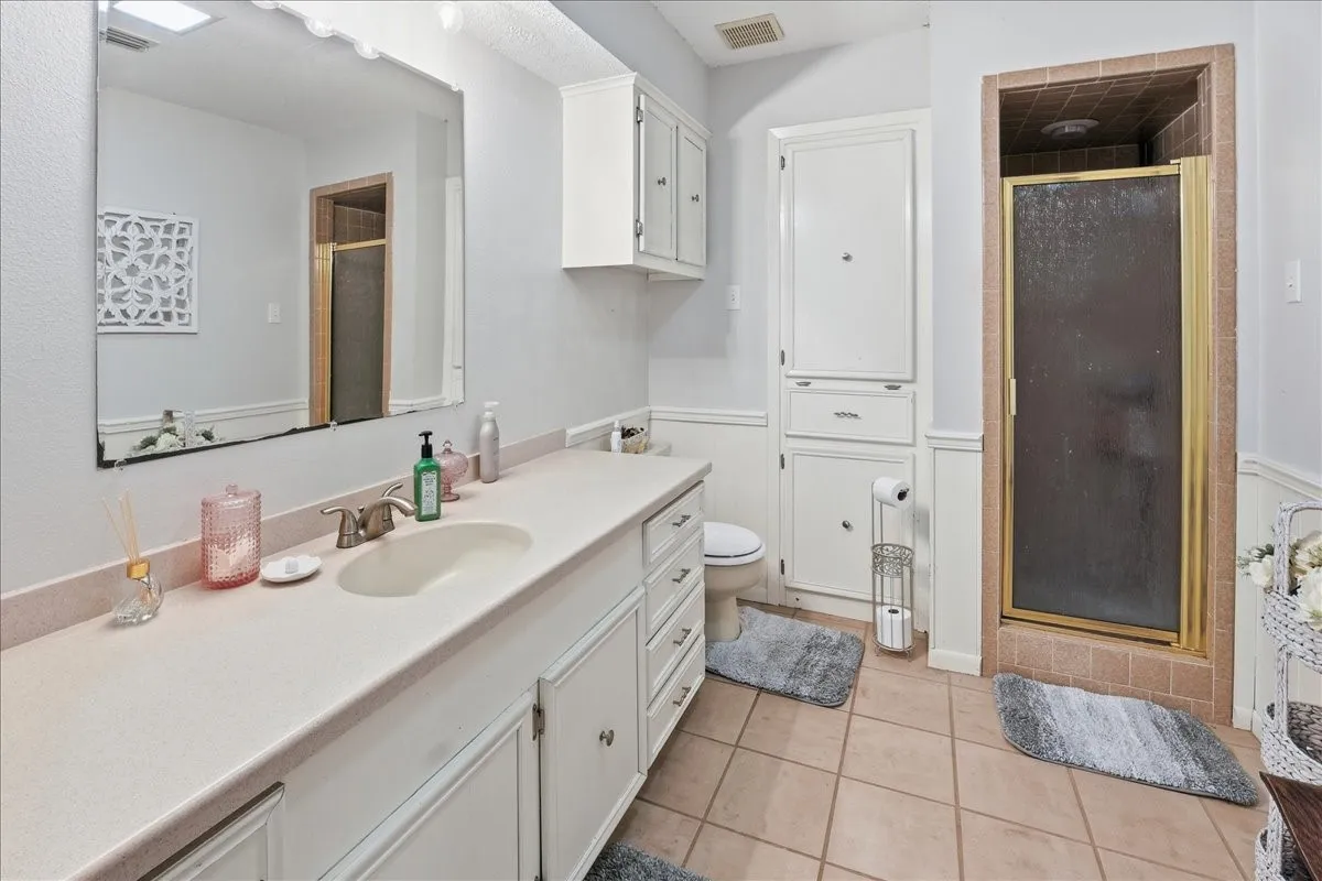 Single Family Residence For Sale in Van Zandt County , 130 Mulberry Street, Van, Texas 75790, 3 Bedroom, 3 Bathroom, 3 Garage spaces, 3,209 Sqft, built in 1979, Price $410,000, mls#21321329, Real Estate Agent in Van, Homes For Sale in Van Zandt county, Homes For Sale in Van, Realtor in Van Texas, Real Estate Brokerage Independent Realty Texas, Luminita Cordes Realtor