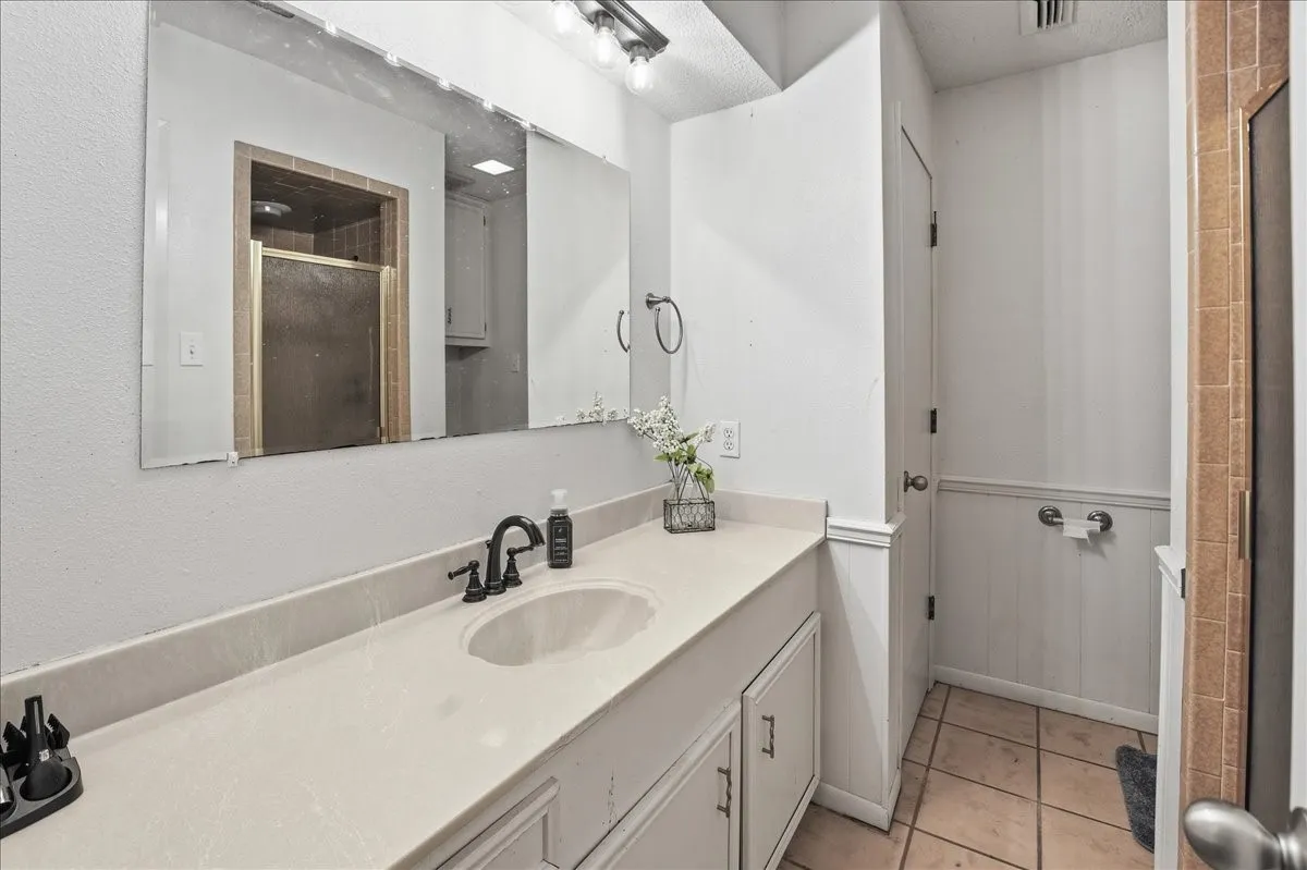 Single Family Residence For Sale in Van Zandt County , 130 Mulberry Street, Van, Texas 75790, 3 Bedroom, 3 Bathroom, 3 Garage spaces, 3,209 Sqft, built in 1979, Price $410,000, mls#21321329, Real Estate Agent in Van, Homes For Sale in Van Zandt county, Homes For Sale in Van, Realtor in Van Texas, Real Estate Brokerage Independent Realty Texas, Luminita Cordes Realtor