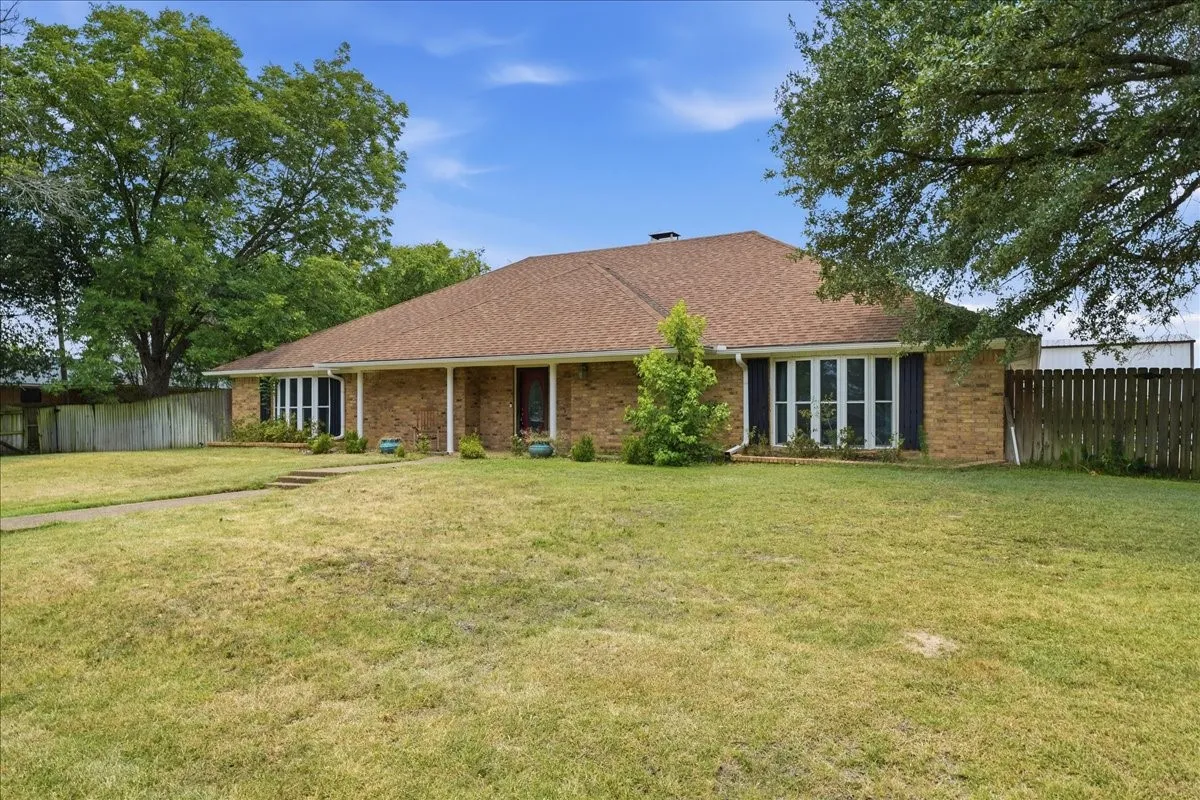 Single Family Residence For Sale in Van Zandt County , 130 Mulberry Street, Van, Texas 75790, 3 Bedroom, 3 Bathroom, 3 Garage spaces, 3,209 Sqft, built in 1979, Price $410,000, mls#21321329, Real Estate Agent in Van, Homes For Sale in Van Zandt county, Homes For Sale in Van, Realtor in Van Texas, Real Estate Brokerage Independent Realty Texas, Luminita Cordes Realtor