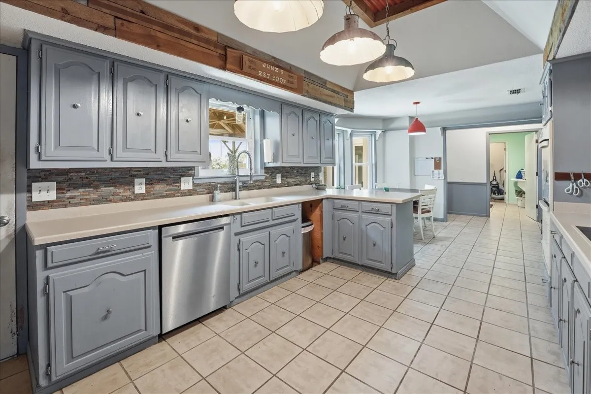Single Family Residence For Sale in Van Zandt County , 130 Mulberry Street, Van, Texas 75790, 3 Bedroom, 3 Bathroom, 3 Garage spaces, 3,209 Sqft, built in 1979, Price $410,000, mls#21321329, Real Estate Agent in Van, Homes For Sale in Van Zandt county, Homes For Sale in Van, Realtor in Van Texas, Real Estate Brokerage Independent Realty Texas, Luminita Cordes Realtor