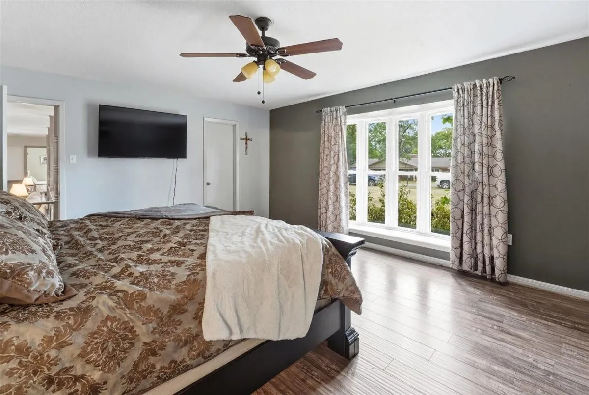 Single Family Residence For Sale in Van Zandt County , 130 Mulberry Street, Van, Texas 75790, 3 Bedroom, 3 Bathroom, 3 Garage spaces, 3,209 Sqft, built in 1979, Price $410,000, mls#21321329, Real Estate Agent in Van, Homes For Sale in Van Zandt county, Homes For Sale in Van, Realtor in Van Texas, Real Estate Brokerage Independent Realty Texas, Luminita Cordes Realtor
