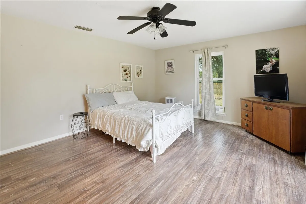 Single Family Residence For Sale in Van Zandt County , 130 Mulberry Street, Van, Texas 75790, 3 Bedroom, 3 Bathroom, 3 Garage spaces, 3,209 Sqft, built in 1979, Price $410,000, mls#21321329, Real Estate Agent in Van, Homes For Sale in Van Zandt county, Homes For Sale in Van, Realtor in Van Texas, Real Estate Brokerage Independent Realty Texas, Luminita Cordes Realtor