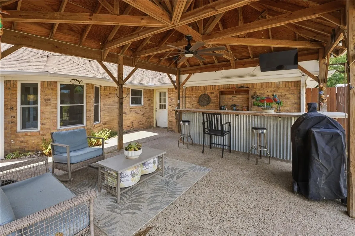 Single Family Residence For Sale in Van Zandt County , 130 Mulberry Street, Van, Texas 75790, 3 Bedroom, 3 Bathroom, 3 Garage spaces, 3,209 Sqft, built in 1979, Price $410,000, mls#21321329, Real Estate Agent in Van, Homes For Sale in Van Zandt county, Homes For Sale in Van, Realtor in Van Texas, Real Estate Brokerage Independent Realty Texas, Luminita Cordes Realtor