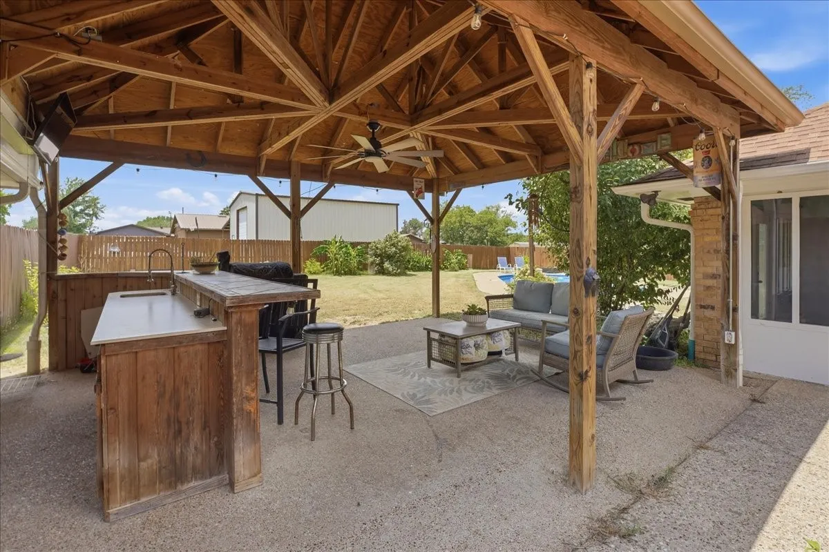 Single Family Residence For Sale in Van Zandt County , 130 Mulberry Street, Van, Texas 75790, 3 Bedroom, 3 Bathroom, 3 Garage spaces, 3,209 Sqft, built in 1979, Price $410,000, mls#21321329, Real Estate Agent in Van, Homes For Sale in Van Zandt county, Homes For Sale in Van, Realtor in Van Texas, Real Estate Brokerage Independent Realty Texas, Luminita Cordes Realtor