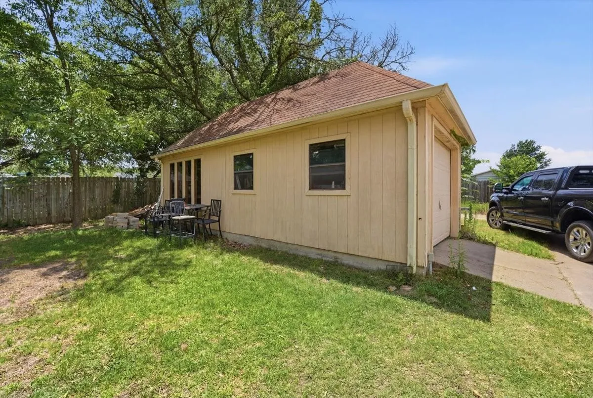 Single Family Residence For Sale in Van Zandt County , 130 Mulberry Street, Van, Texas 75790, 3 Bedroom, 3 Bathroom, 3 Garage spaces, 3,209 Sqft, built in 1979, Price $410,000, mls#21321329, Real Estate Agent in Van, Homes For Sale in Van Zandt county, Homes For Sale in Van, Realtor in Van Texas, Real Estate Brokerage Independent Realty Texas, Luminita Cordes Realtor