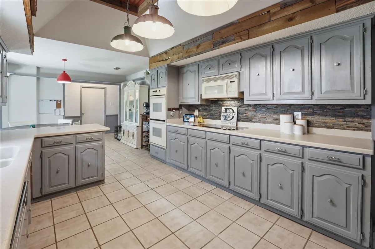 Single Family Residence For Sale in Van Zandt County , 130 Mulberry Street, Van, Texas 75790, 3 Bedroom, 3 Bathroom, 3 Garage spaces, 3,209 Sqft, built in 1979, Price $410,000, mls#21321329, Real Estate Agent in Van, Homes For Sale in Van Zandt county, Homes For Sale in Van, Realtor in Van Texas, Real Estate Brokerage Independent Realty Texas, Luminita Cordes Realtor