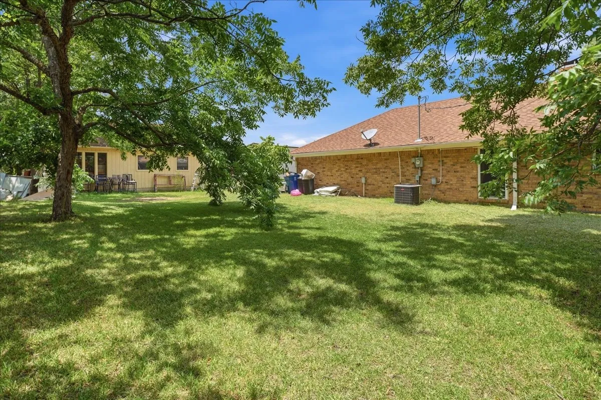 Single Family Residence For Sale in Van Zandt County , 130 Mulberry Street, Van, Texas 75790, 3 Bedroom, 3 Bathroom, 3 Garage spaces, 3,209 Sqft, built in 1979, Price $410,000, mls#21321329, Real Estate Agent in Van, Homes For Sale in Van Zandt county, Homes For Sale in Van, Realtor in Van Texas, Real Estate Brokerage Independent Realty Texas, Luminita Cordes Realtor