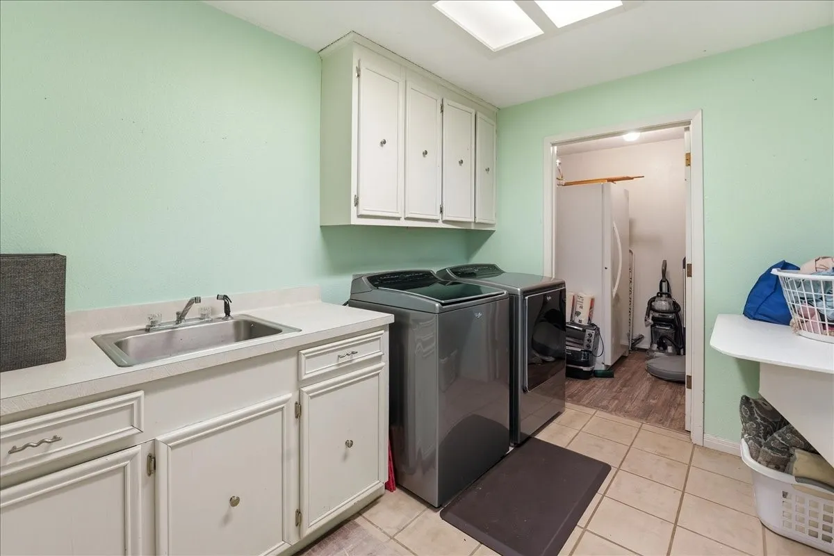Single Family Residence For Sale in Van Zandt County , 130 Mulberry Street, Van, Texas 75790, 3 Bedroom, 3 Bathroom, 3 Garage spaces, 3,209 Sqft, built in 1979, Price $410,000, mls#21321329, Real Estate Agent in Van, Homes For Sale in Van Zandt county, Homes For Sale in Van, Realtor in Van Texas, Real Estate Brokerage Independent Realty Texas, Luminita Cordes Realtor
