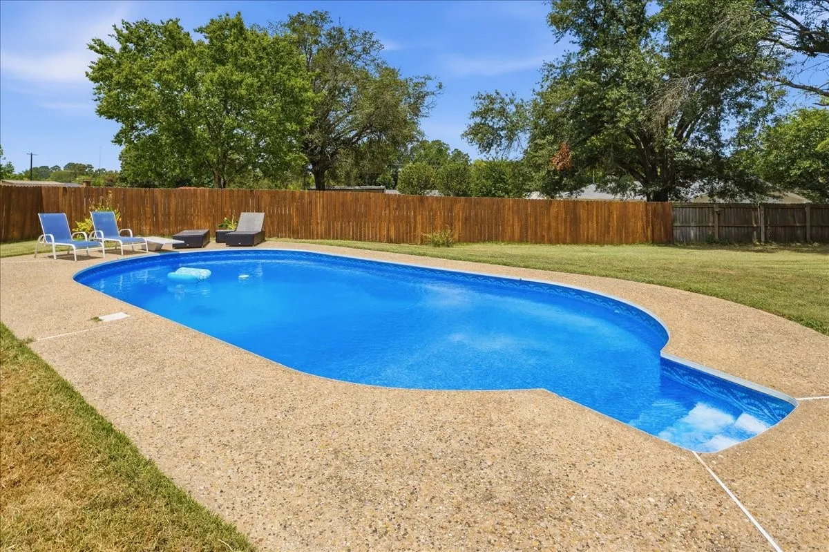 Single Family Residence For Sale in Van Zandt County , 130 Mulberry Street, Van, Texas 75790, 3 Bedroom, 3 Bathroom, 3 Garage spaces, 3,209 Sqft, built in 1979, Price $410,000, mls#21321329, Real Estate Agent in Van, Homes For Sale in Van Zandt county, Homes For Sale in Van, Realtor in Van Texas, Real Estate Brokerage Independent Realty Texas, Luminita Cordes Realtor