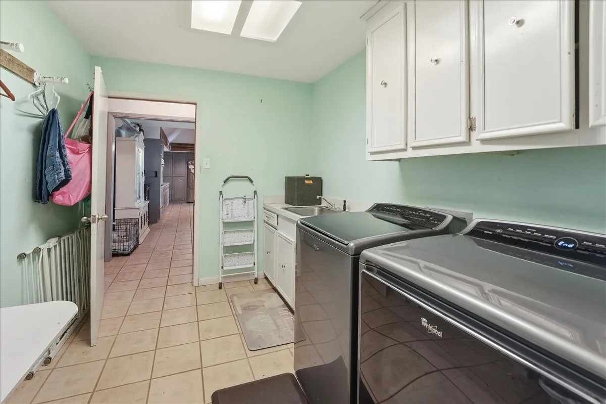 Single Family Residence For Sale in Van Zandt County , 130 Mulberry Street, Van, Texas 75790, 3 Bedroom, 3 Bathroom, 3 Garage spaces, 3,209 Sqft, built in 1979, Price $410,000, mls#21321329, Real Estate Agent in Van, Homes For Sale in Van Zandt county, Homes For Sale in Van, Realtor in Van Texas, Real Estate Brokerage Independent Realty Texas, Luminita Cordes Realtor