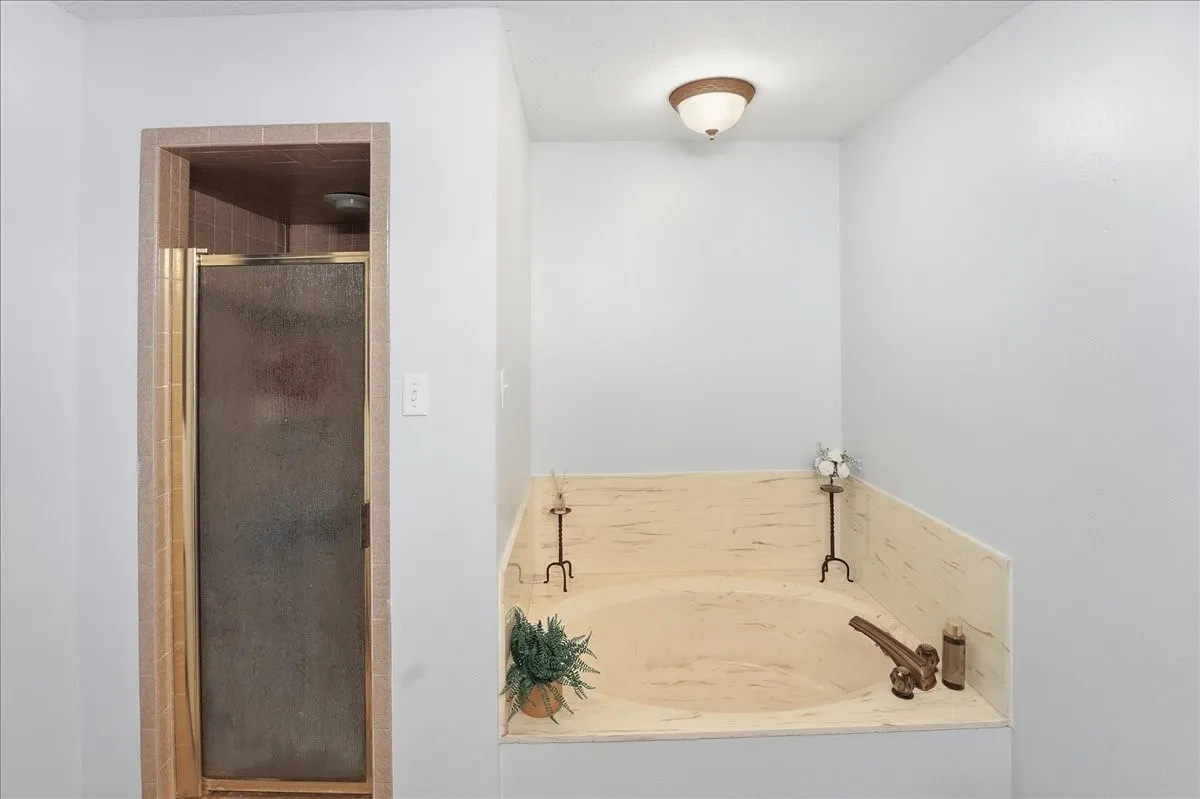 Single Family Residence For Sale in Van Zandt County , 130 Mulberry Street, Van, Texas 75790, 3 Bedroom, 3 Bathroom, 3 Garage spaces, 3,209 Sqft, built in 1979, Price $410,000, mls#21321329, Real Estate Agent in Van, Homes For Sale in Van Zandt county, Homes For Sale in Van, Realtor in Van Texas, Real Estate Brokerage Independent Realty Texas, Luminita Cordes Realtor