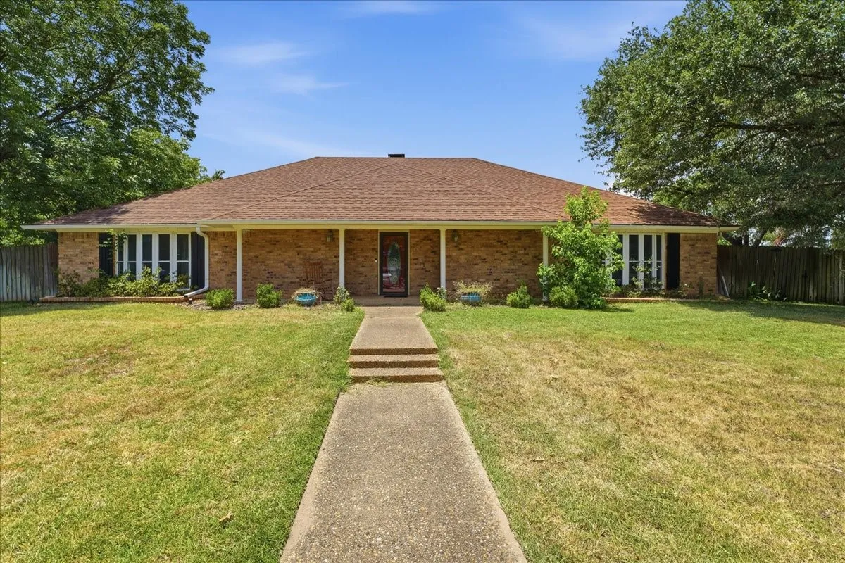 Single Family Residence For Sale in Van Zandt County , 130 Mulberry Street, Van, Texas 75790, 3 Bedroom, 3 Bathroom, 3 Garage spaces, 3,209 Sqft, built in 1979, Price $410,000, mls#21321329, Real Estate Agent in Van, Homes For Sale in Van Zandt county, Homes For Sale in Van, Realtor in Van Texas, Real Estate Brokerage Independent Realty Texas, Luminita Cordes Realtor