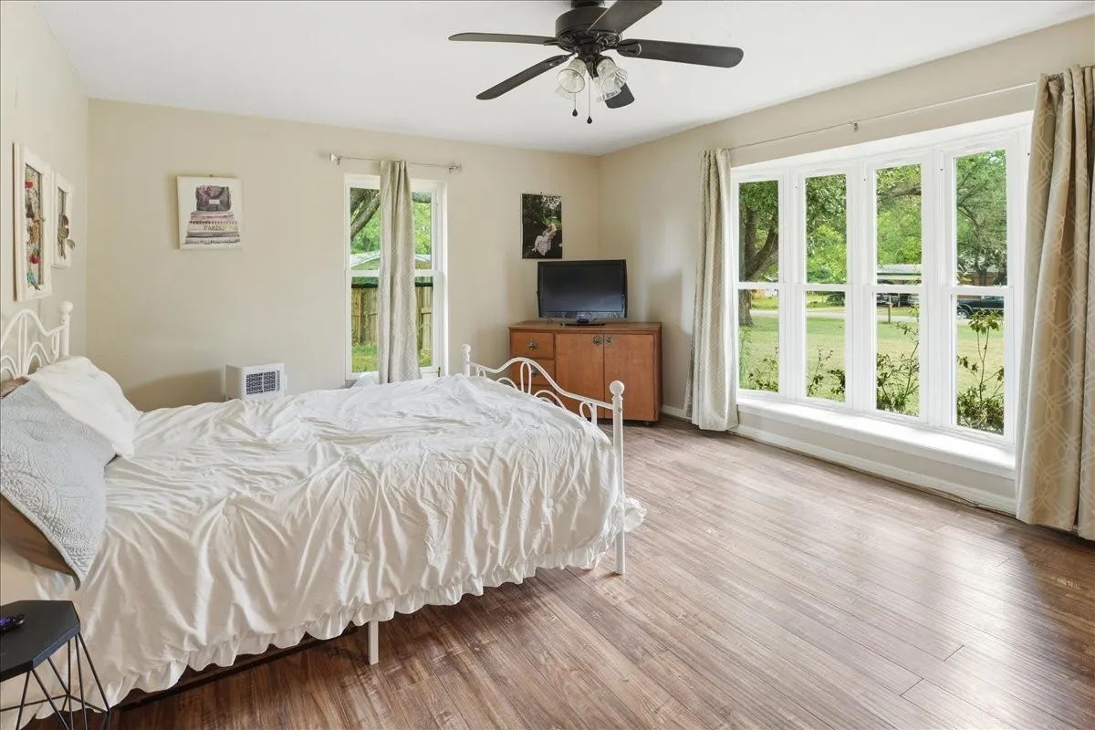 Single Family Residence For Sale in Van Zandt County , 130 Mulberry Street, Van, Texas 75790, 3 Bedroom, 3 Bathroom, 3 Garage spaces, 3,209 Sqft, built in 1979, Price $410,000, mls#21321329, Real Estate Agent in Van, Homes For Sale in Van Zandt county, Homes For Sale in Van, Realtor in Van Texas, Real Estate Brokerage Independent Realty Texas, Luminita Cordes Realtor