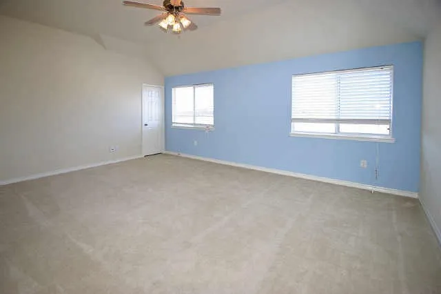 Huge game room or 5th bedroom in up stair.