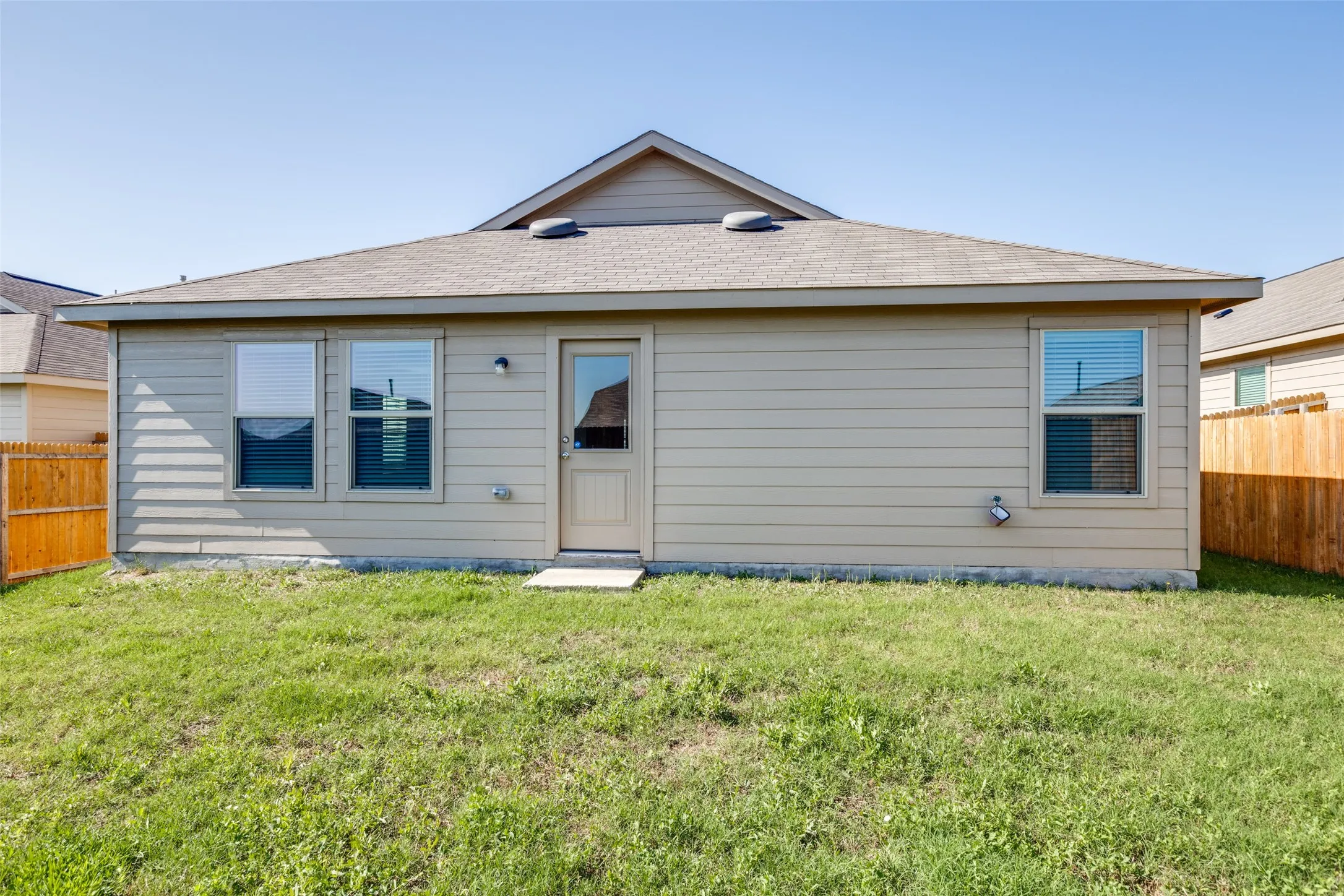 Single Family Residence For Rent in Denton County , 436 Frio Pass Trail, Fort Worth, Texas 76052, 4 Bedroom, 2 Bathroom, 2 Garage spaces, 1,681 Sqft, built in 2021, mls#21321336, Real Estate Agent in Fort Worth, Homes For Rent in Denton county, Homes For Rent in Fort Worth, Realtor in Fort Worth Texas, Real Estate Brokerage Independent Realty Texas, Luminita Cordes Realtor