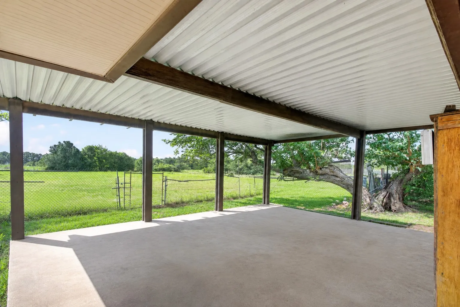 Farm For Sale in Dallas County , 1334 E Stark Road, Seagoville, Texas 75159, 3 Bedroom, 2 Bathroom, Garage spaces, 1,968 Sqft, built in 1967, mls#21315497, Real Estate Agent in Seagoville, Homes For Sale in Dallas county, Homes For Sale in Seagoville, Realtor in Seagoville Texas, Real Estate Brokerage Independent Realty Texas, Luminita Cordes Realtor