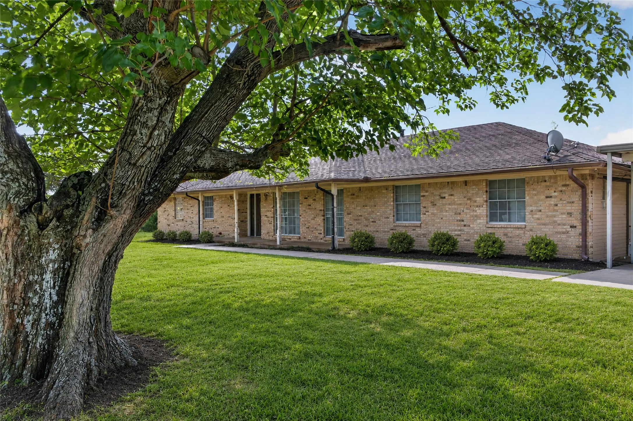 Farm For Sale in Dallas County , 1334 E Stark Road, Seagoville, Texas 75159, 3 Bedroom, 2 Bathroom, Garage spaces, 1,968 Sqft, built in 1967, mls#21315497, Real Estate Agent in Seagoville, Homes For Sale in Dallas county, Homes For Sale in Seagoville, Realtor in Seagoville Texas, Real Estate Brokerage Independent Realty Texas, Luminita Cordes Realtor