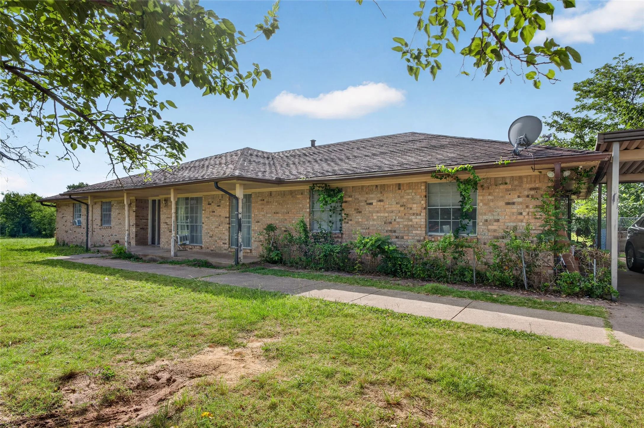 Farm For Sale in Dallas County , 1334 E Stark Road, Seagoville, Texas 75159, 3 Bedroom, 2 Bathroom, Garage spaces, 1,968 Sqft, built in 1967, mls#21315497, Real Estate Agent in Seagoville, Homes For Sale in Dallas county, Homes For Sale in Seagoville, Realtor in Seagoville Texas, Real Estate Brokerage Independent Realty Texas, Luminita Cordes Realtor