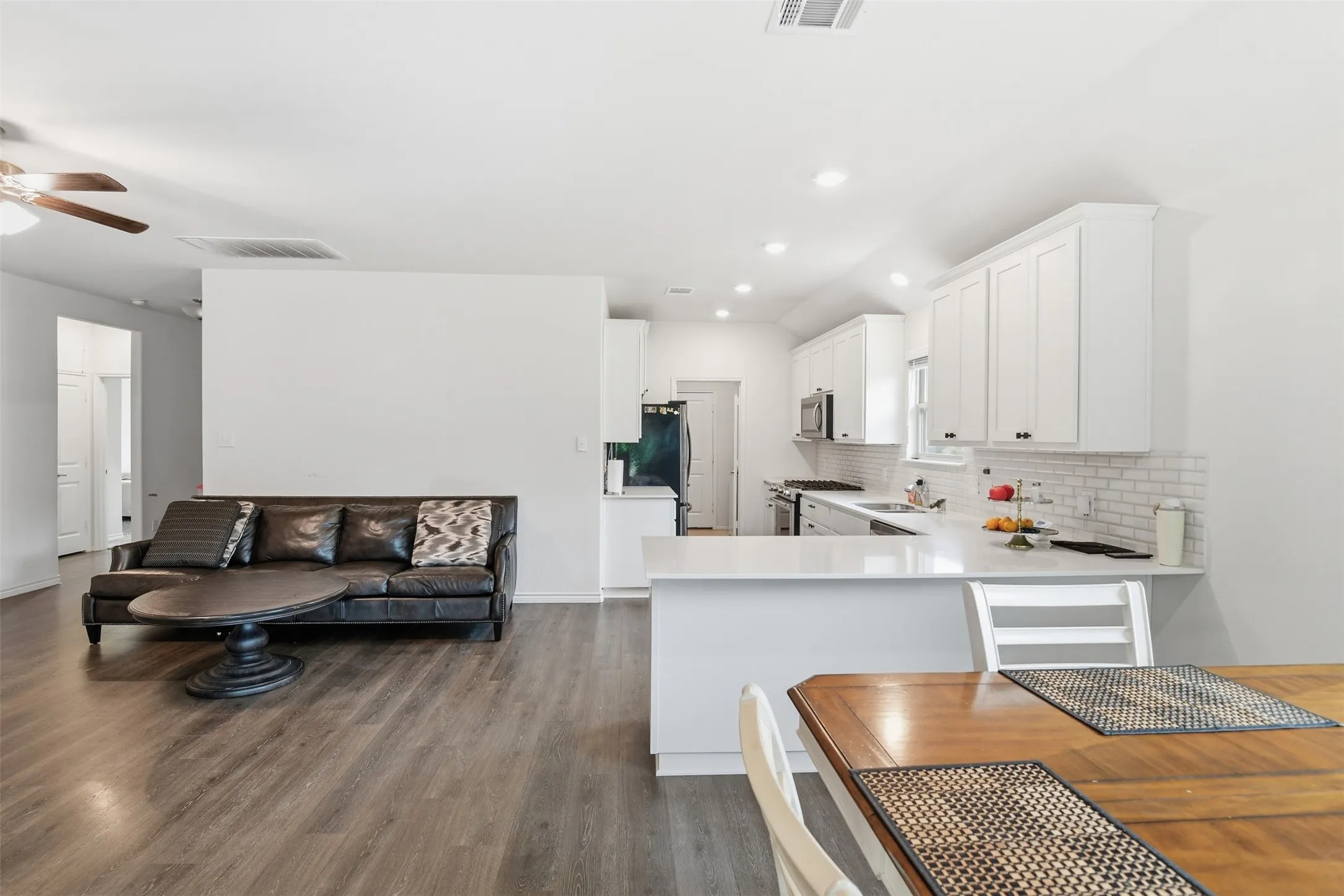Single Family Residence For Rent in Collin County , 229 Penn Street, Anna, Texas 75409, 4 Bedroom, 2 Bathroom, 2 Garage spaces, 1,643 Sqft, built in 2022, mls#21317949, Real Estate Agent in Anna, Homes For Rent in Collin county, Homes For Rent in Anna, Realtor in Anna Texas, Real Estate Brokerage Independent Realty Texas, Luminita Cordes Realtor