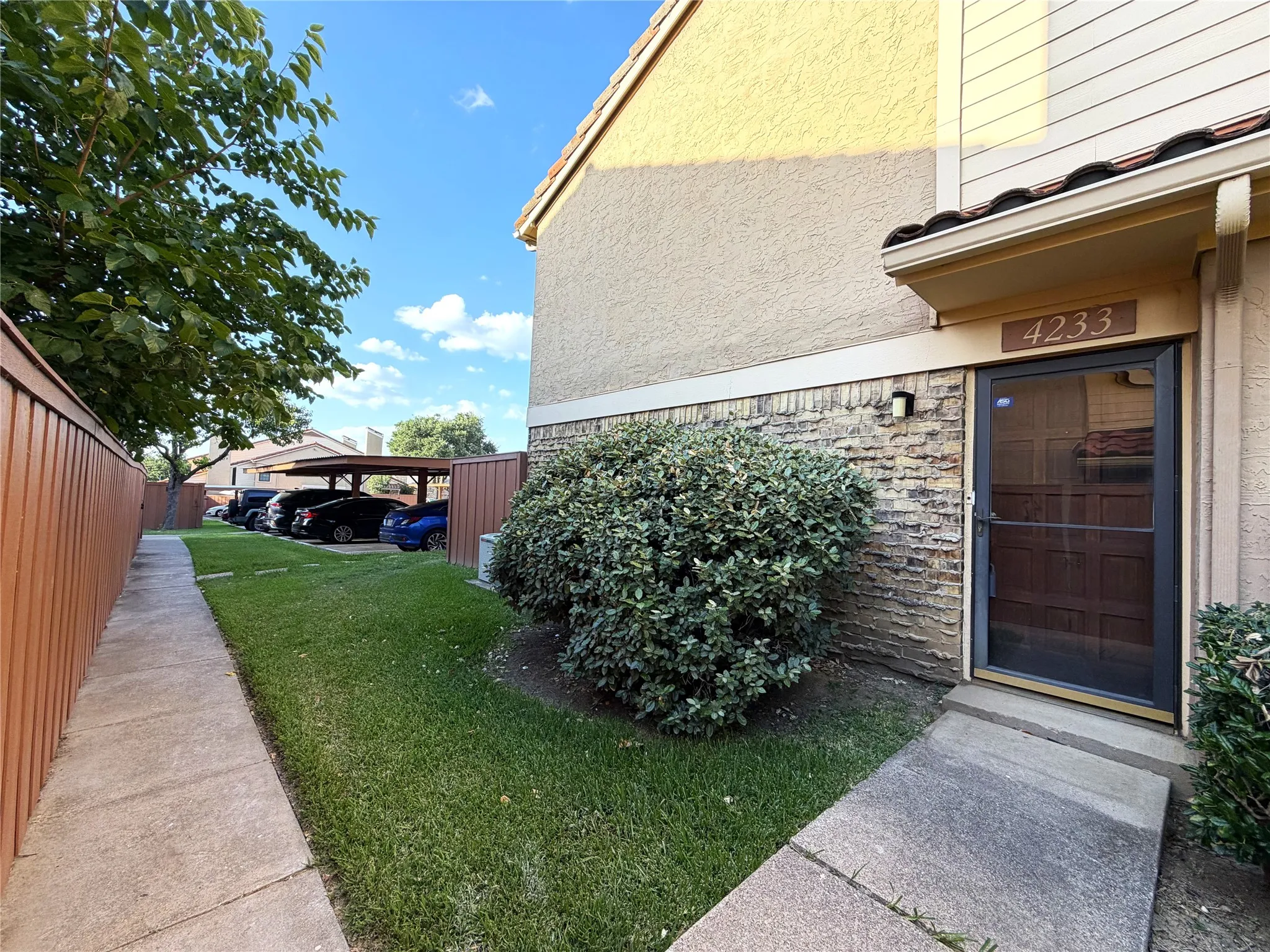Condominium For Rent in Dallas County , 4233 Madera Road 4, Irving, Texas 75038, 2 Bedroom, 3 Bathroom, Garage spaces, 1,135 Sqft, built in 1981, mls#21319422, Real Estate Agent in Irving, Homes For Rent in Dallas county, Homes For Rent in Irving, Realtor in Irving Texas, Real Estate Brokerage Independent Realty Texas, Luminita Cordes Realtor