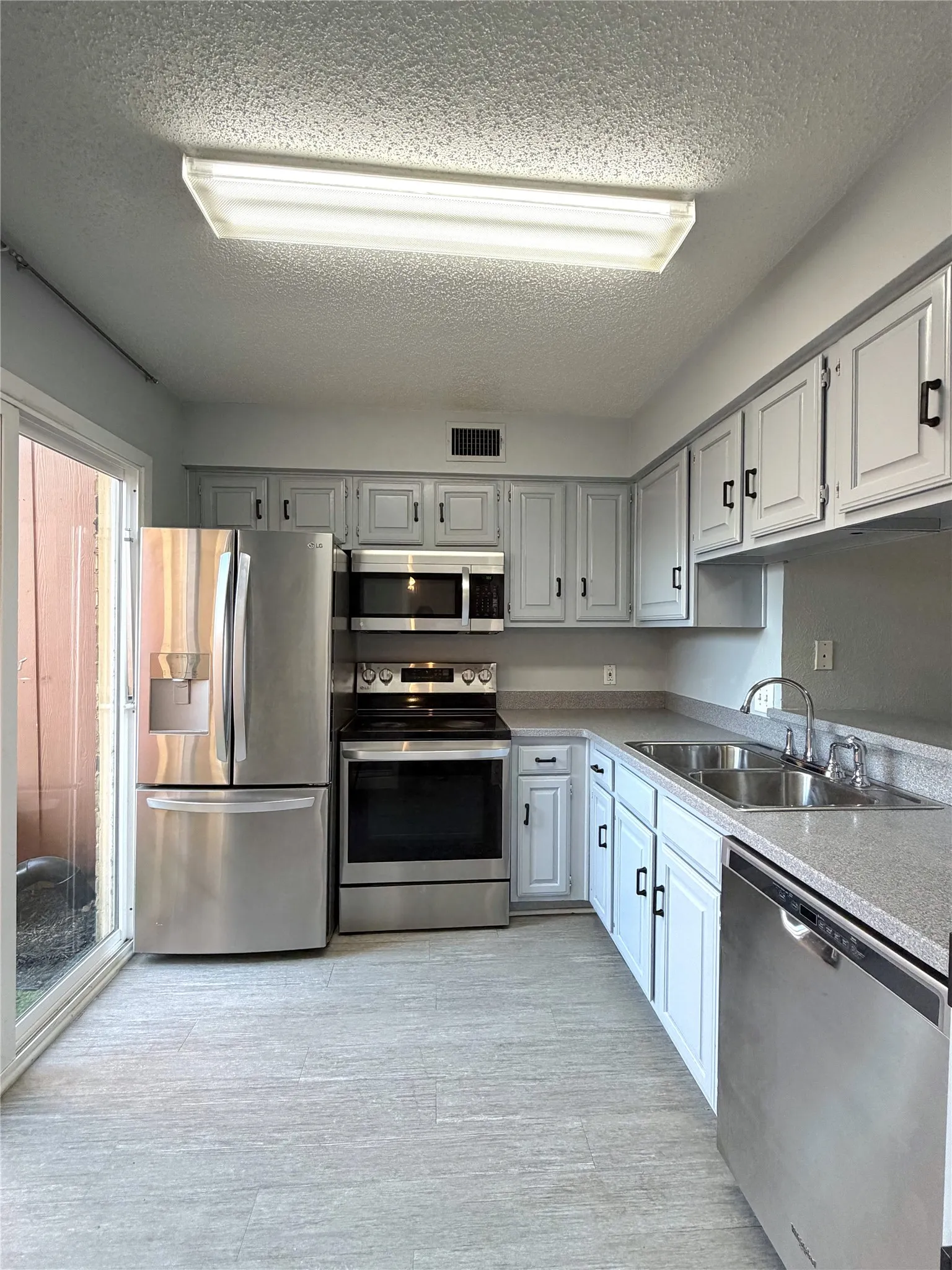 Condominium For Rent in Dallas County , 4233 Madera Road 4, Irving, Texas 75038, 2 Bedroom, 3 Bathroom, Garage spaces, 1,135 Sqft, built in 1981, mls#21319422, Real Estate Agent in Irving, Homes For Rent in Dallas county, Homes For Rent in Irving, Realtor in Irving Texas, Real Estate Brokerage Independent Realty Texas, Luminita Cordes Realtor