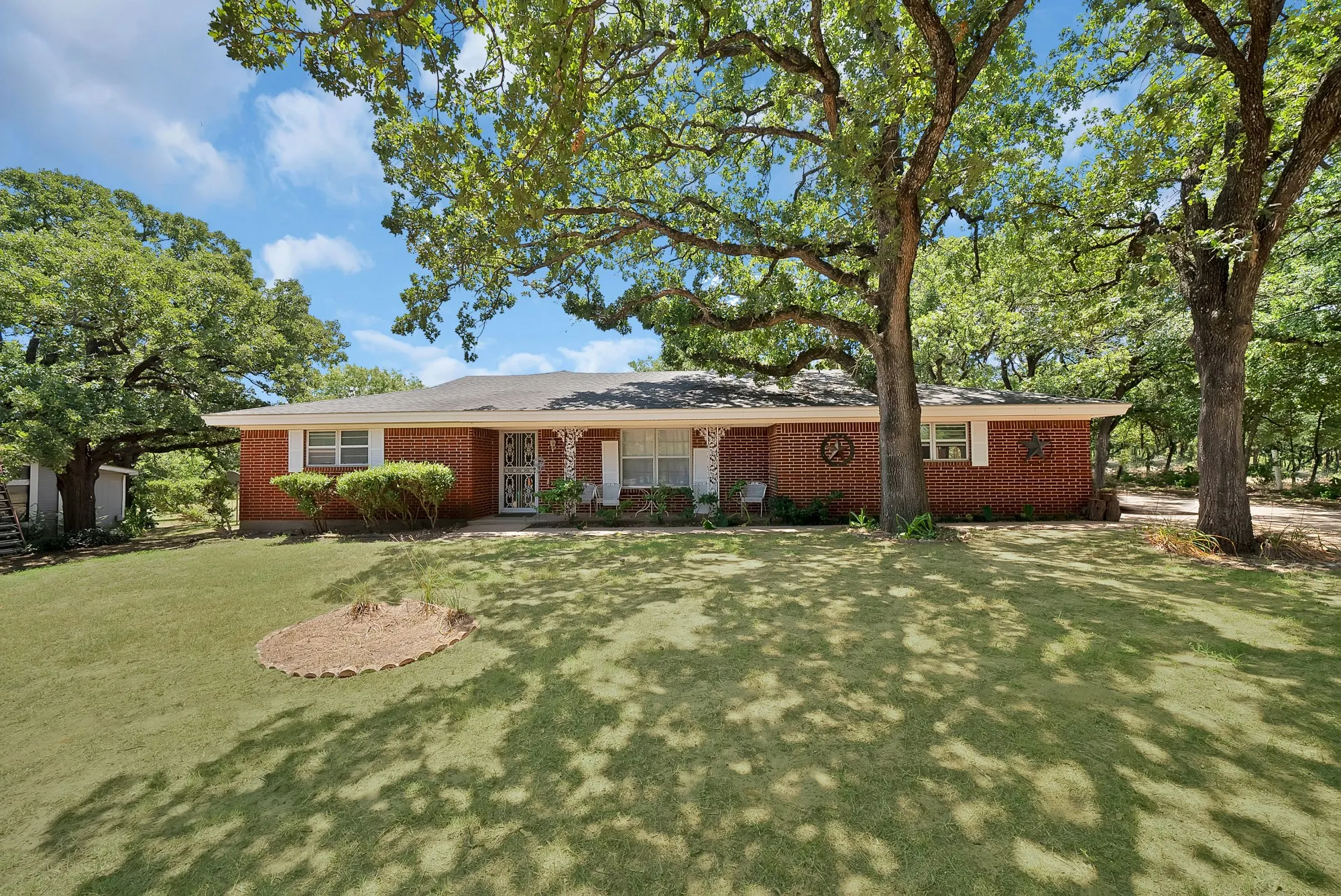 Single Family Residence For Sale in Johnson County , 305 W Bethesda Road, Burleson, Texas 76028, 3 Bedrooms, 2 Bathrooms, 2 Garage spaces, 2,314 Sqft, built in 1968, Price $500,000, mls#21315420, Real Estate Agent in Burleson, Homes For Sale in Johnson county, Homes For Sale in Burleson, Realtor in Burleson Texas, Real Estate Brokerage Independent Realty Texas, Luminita Cordes Realtor