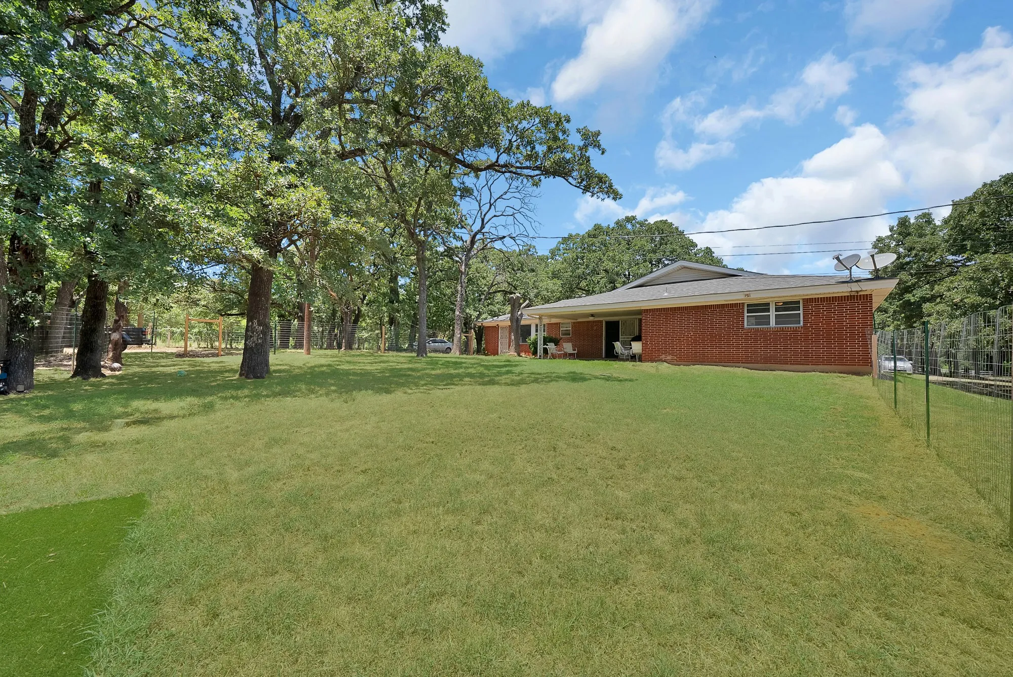 Single Family Residence For Sale in Johnson County , 305 W Bethesda Road, Burleson, Texas 76028, 3 Bedrooms, 2 Bathrooms, 2 Garage spaces, 2,314 Sqft, built in 1968, Price $500,000, mls#21315420, Real Estate Agent in Burleson, Homes For Sale in Johnson county, Homes For Sale in Burleson, Realtor in Burleson Texas, Real Estate Brokerage Independent Realty Texas, Luminita Cordes Realtor