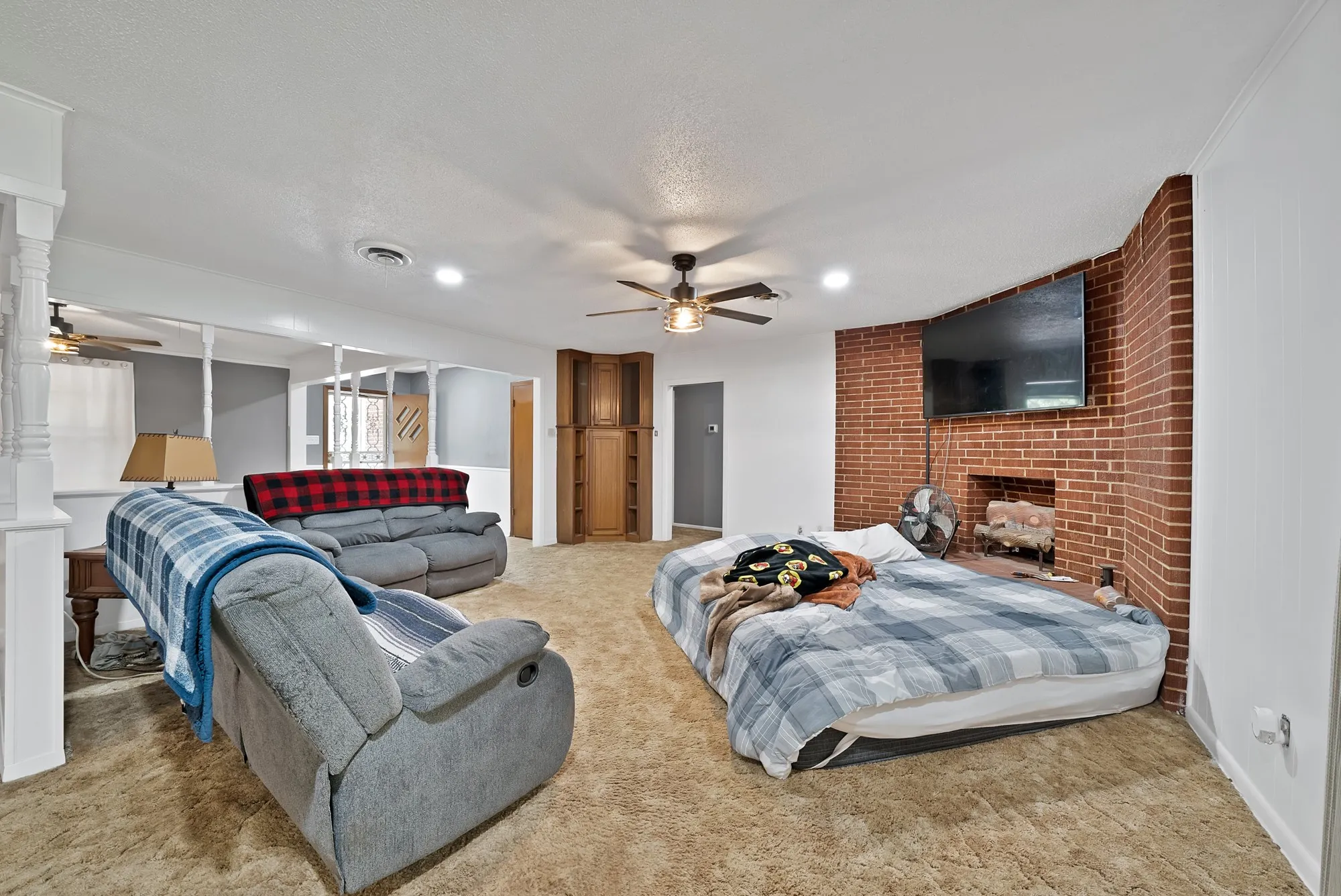 Single Family Residence For Sale in Johnson County , 305 W Bethesda Road, Burleson, Texas 76028, 3 Bedrooms, 2 Bathrooms, 2 Garage spaces, 2,314 Sqft, built in 1968, Price $500,000, mls#21315420, Real Estate Agent in Burleson, Homes For Sale in Johnson county, Homes For Sale in Burleson, Realtor in Burleson Texas, Real Estate Brokerage Independent Realty Texas, Luminita Cordes Realtor