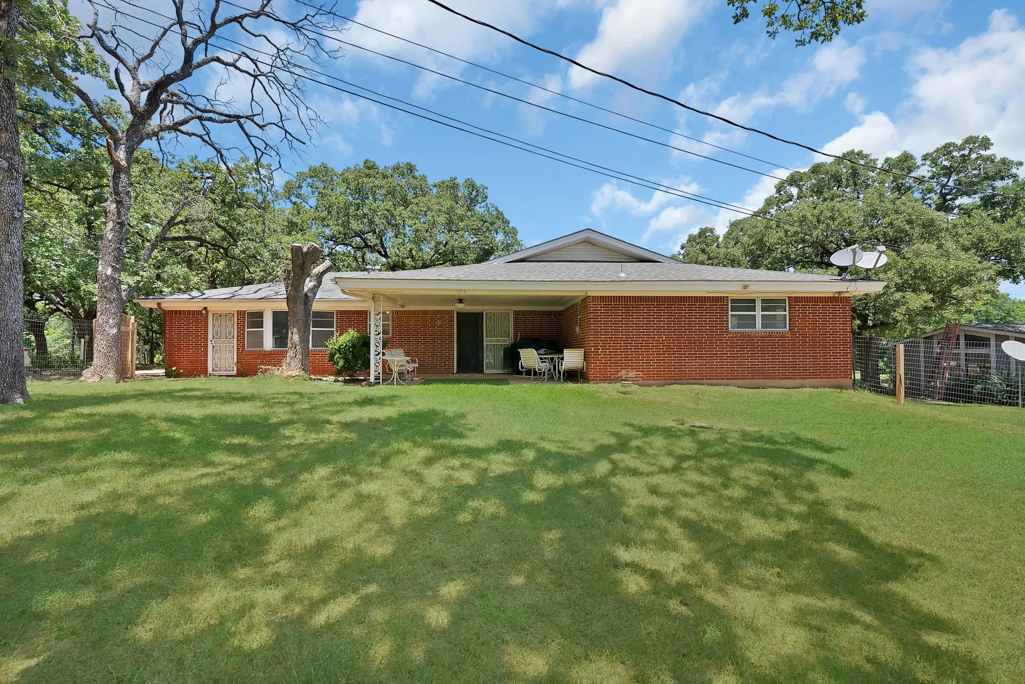 Single Family Residence For Sale in Johnson County , 305 W Bethesda Road, Burleson, Texas 76028, 3 Bedrooms, 2 Bathrooms, 2 Garage spaces, 2,314 Sqft, built in 1968, Price $500,000, mls#21315420, Real Estate Agent in Burleson, Homes For Sale in Johnson county, Homes For Sale in Burleson, Realtor in Burleson Texas, Real Estate Brokerage Independent Realty Texas, Luminita Cordes Realtor