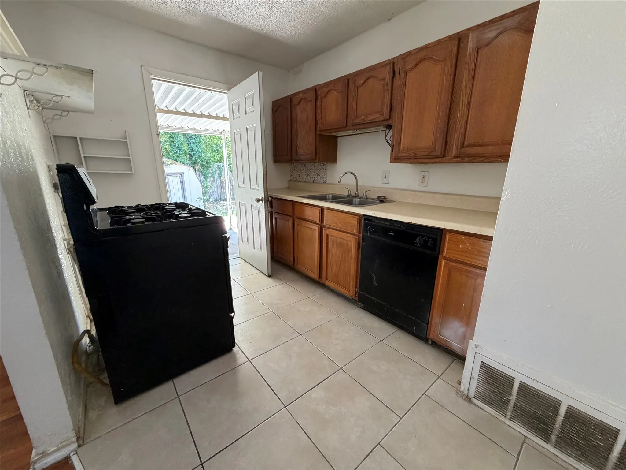 Single Family Residence For Sale in Tarrant County , 2005 Huntington Drive, Arlington, Texas 76010, 4 Bedroom, 2 Bathroom, Garage spaces, 1,356 Sqft, built in 1953, mls#21321342, Real Estate Agent in Arlington, Homes For Sale in Tarrant county, Homes For Sale in Arlington, Realtor in Arlington Texas, Real Estate Brokerage Independent Realty Texas, Luminita Cordes Realtor
