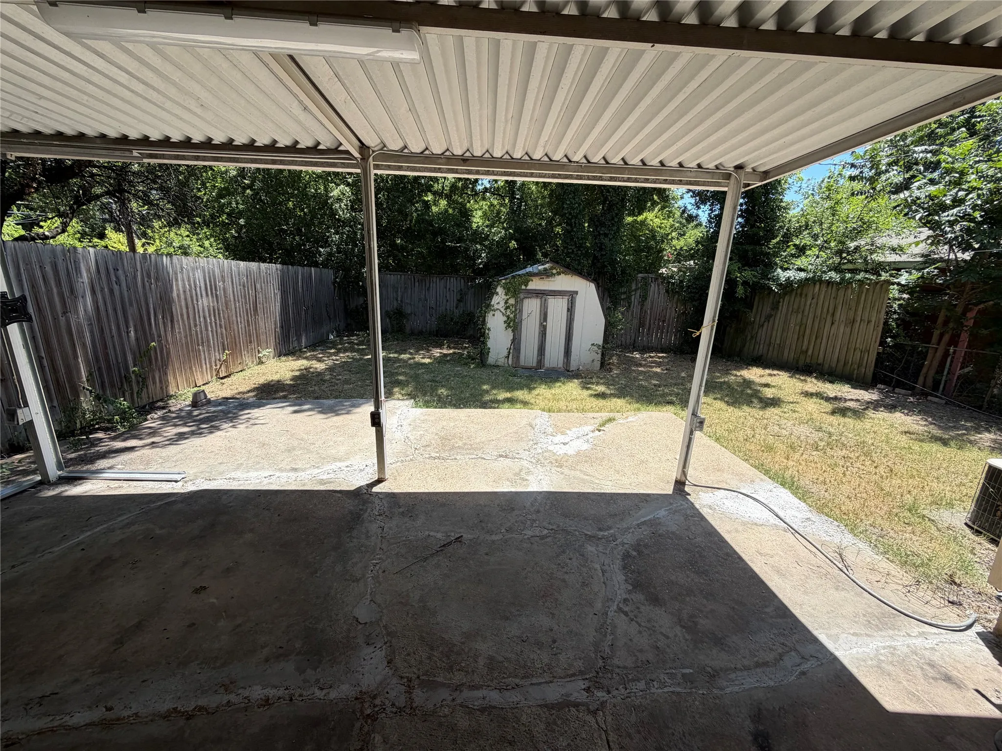 Single Family Residence For Sale in Tarrant County , 2005 Huntington Drive, Arlington, Texas 76010, 4 Bedroom, 2 Bathroom, Garage spaces, 1,356 Sqft, built in 1953, mls#21321342, Real Estate Agent in Arlington, Homes For Sale in Tarrant county, Homes For Sale in Arlington, Realtor in Arlington Texas, Real Estate Brokerage Independent Realty Texas, Luminita Cordes Realtor