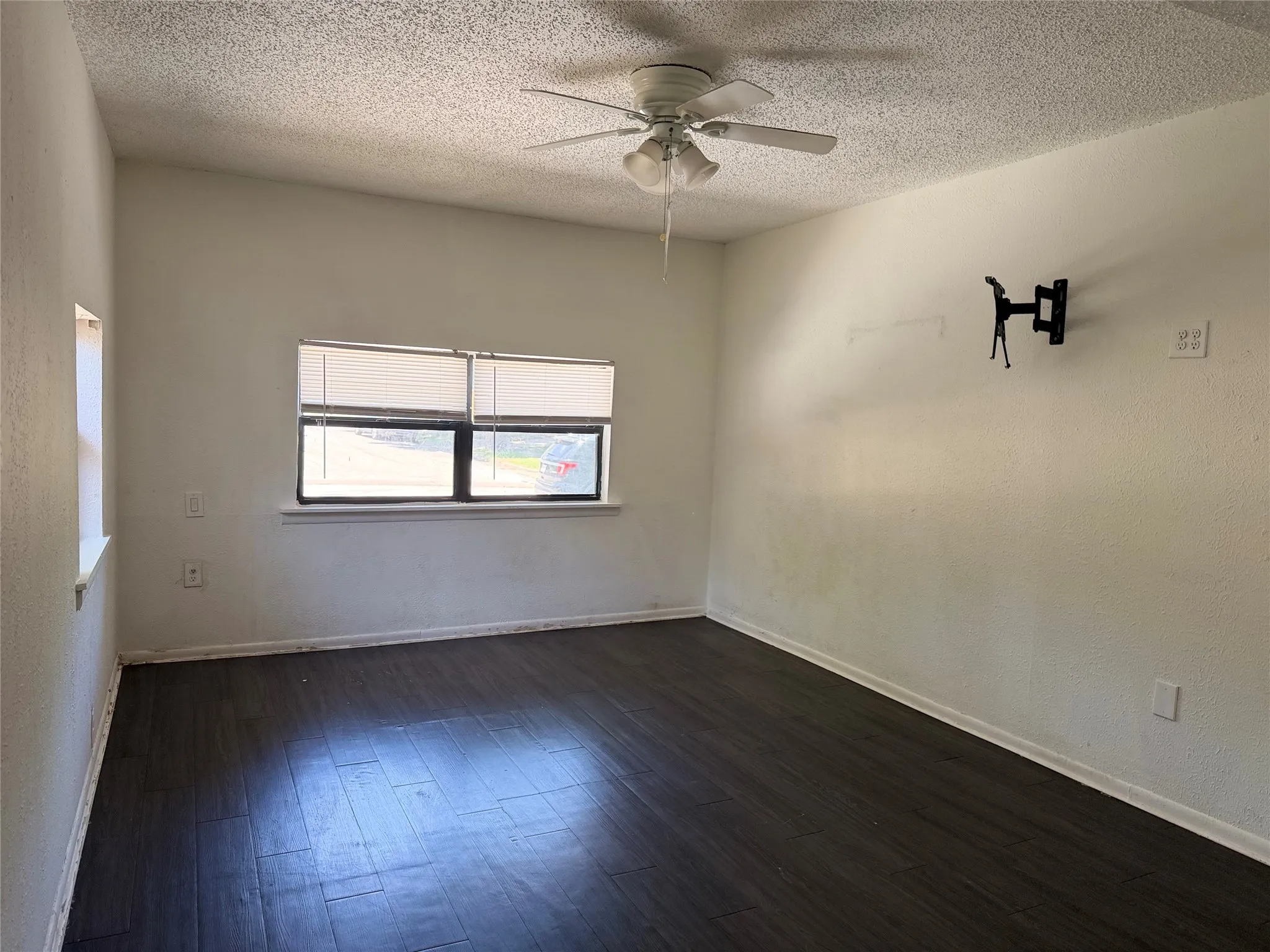 Single Family Residence For Sale in Tarrant County , 2005 Huntington Drive, Arlington, Texas 76010, 4 Bedroom, 2 Bathroom, Garage spaces, 1,356 Sqft, built in 1953, mls#21321342, Real Estate Agent in Arlington, Homes For Sale in Tarrant county, Homes For Sale in Arlington, Realtor in Arlington Texas, Real Estate Brokerage Independent Realty Texas, Luminita Cordes Realtor