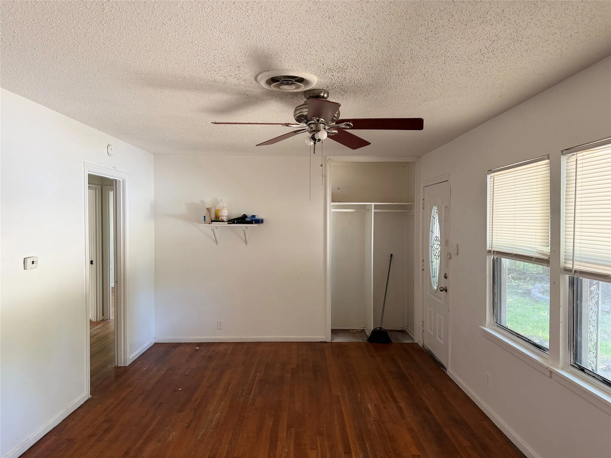 Single Family Residence For Sale in Tarrant County , 2005 Huntington Drive, Arlington, Texas 76010, 4 Bedroom, 2 Bathroom, Garage spaces, 1,356 Sqft, built in 1953, mls#21321342, Real Estate Agent in Arlington, Homes For Sale in Tarrant county, Homes For Sale in Arlington, Realtor in Arlington Texas, Real Estate Brokerage Independent Realty Texas, Luminita Cordes Realtor