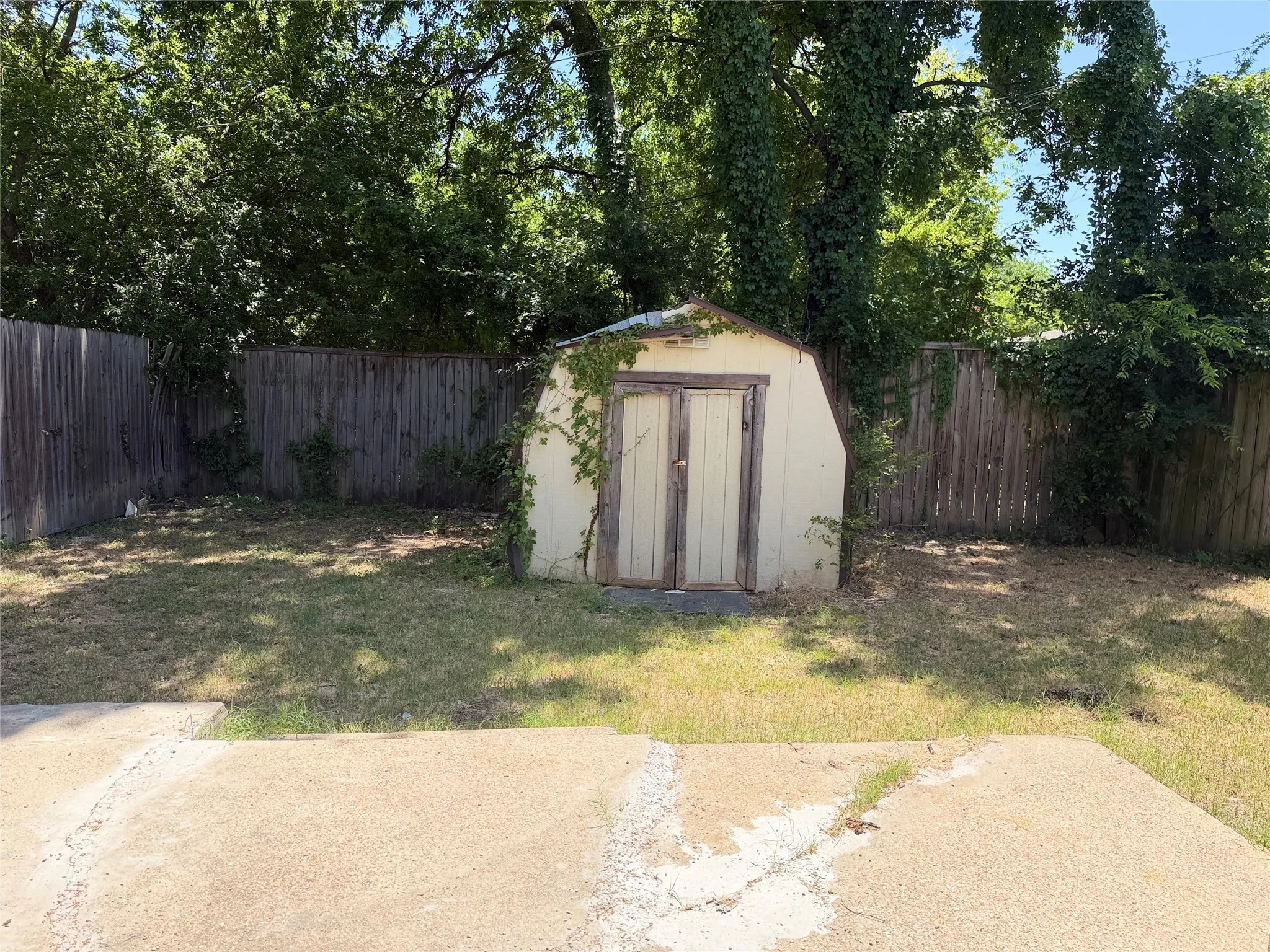 Single Family Residence For Sale in Tarrant County , 2005 Huntington Drive, Arlington, Texas 76010, 4 Bedroom, 2 Bathroom, Garage spaces, 1,356 Sqft, built in 1953, mls#21321342, Real Estate Agent in Arlington, Homes For Sale in Tarrant county, Homes For Sale in Arlington, Realtor in Arlington Texas, Real Estate Brokerage Independent Realty Texas, Luminita Cordes Realtor