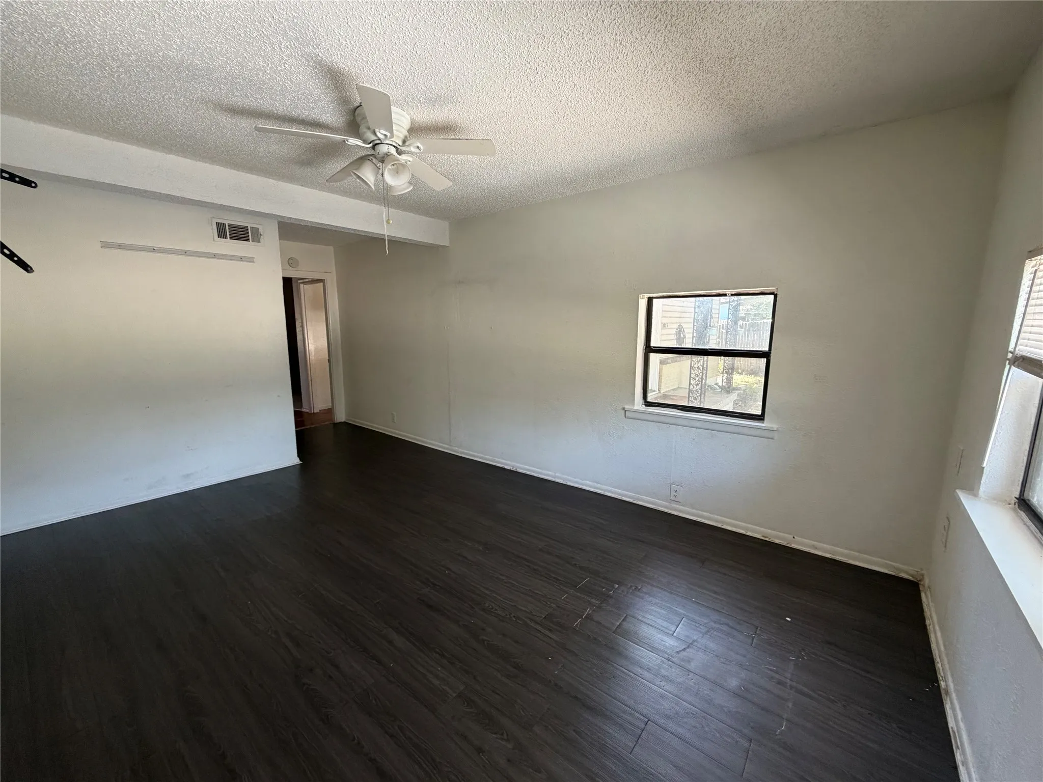 Single Family Residence For Sale in Tarrant County , 2005 Huntington Drive, Arlington, Texas 76010, 4 Bedroom, 2 Bathroom, Garage spaces, 1,356 Sqft, built in 1953, mls#21321342, Real Estate Agent in Arlington, Homes For Sale in Tarrant county, Homes For Sale in Arlington, Realtor in Arlington Texas, Real Estate Brokerage Independent Realty Texas, Luminita Cordes Realtor