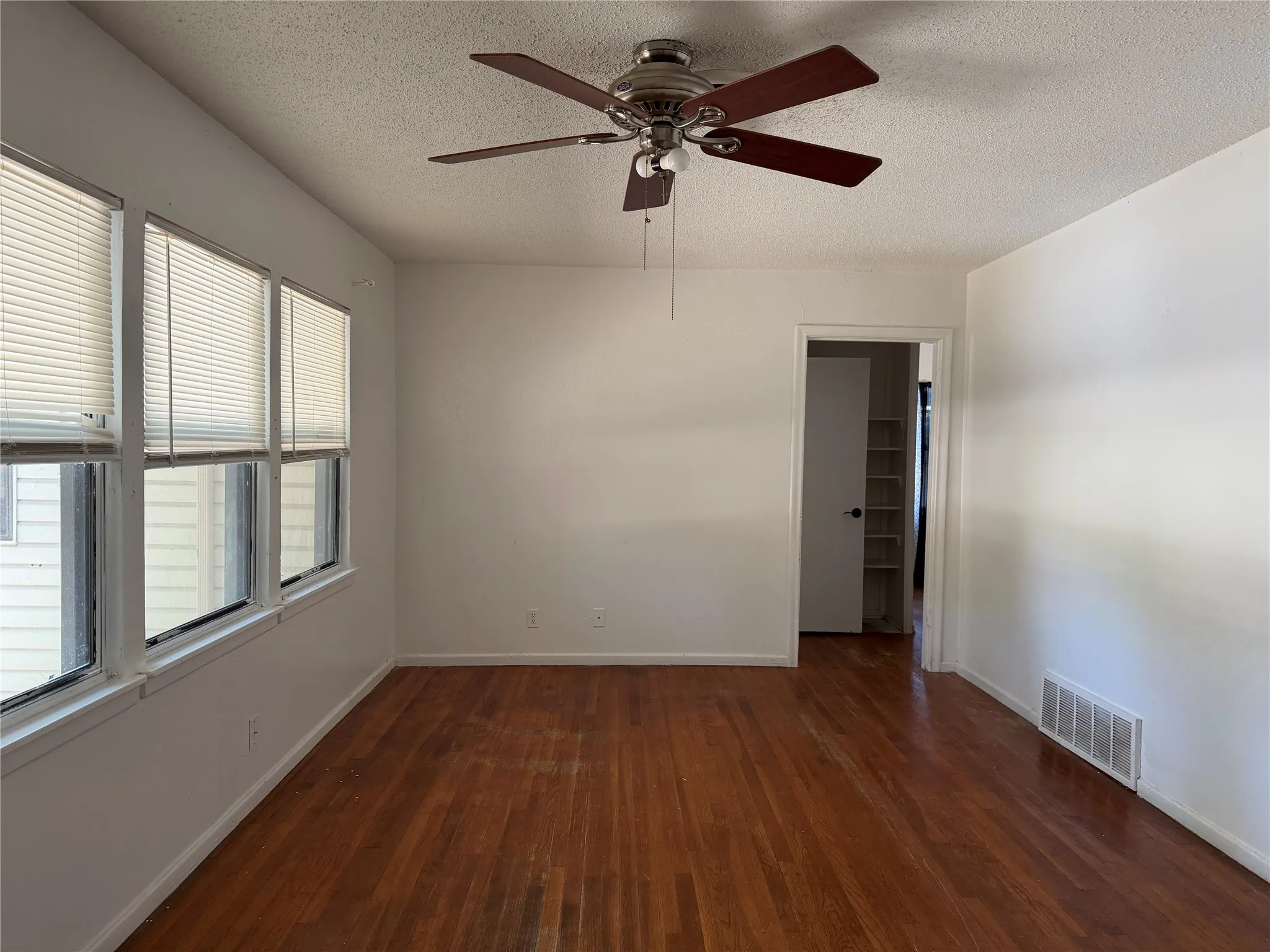Single Family Residence For Sale in Tarrant County , 2005 Huntington Drive, Arlington, Texas 76010, 4 Bedroom, 2 Bathroom, Garage spaces, 1,356 Sqft, built in 1953, mls#21321342, Real Estate Agent in Arlington, Homes For Sale in Tarrant county, Homes For Sale in Arlington, Realtor in Arlington Texas, Real Estate Brokerage Independent Realty Texas, Luminita Cordes Realtor