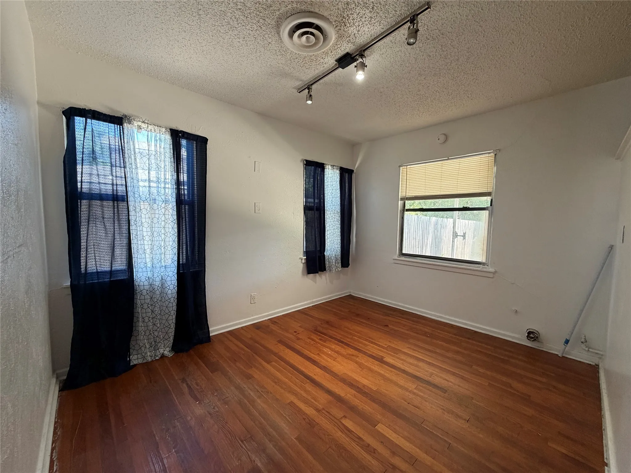 Single Family Residence For Sale in Tarrant County , 2005 Huntington Drive, Arlington, Texas 76010, 4 Bedroom, 2 Bathroom, Garage spaces, 1,356 Sqft, built in 1953, mls#21321342, Real Estate Agent in Arlington, Homes For Sale in Tarrant county, Homes For Sale in Arlington, Realtor in Arlington Texas, Real Estate Brokerage Independent Realty Texas, Luminita Cordes Realtor