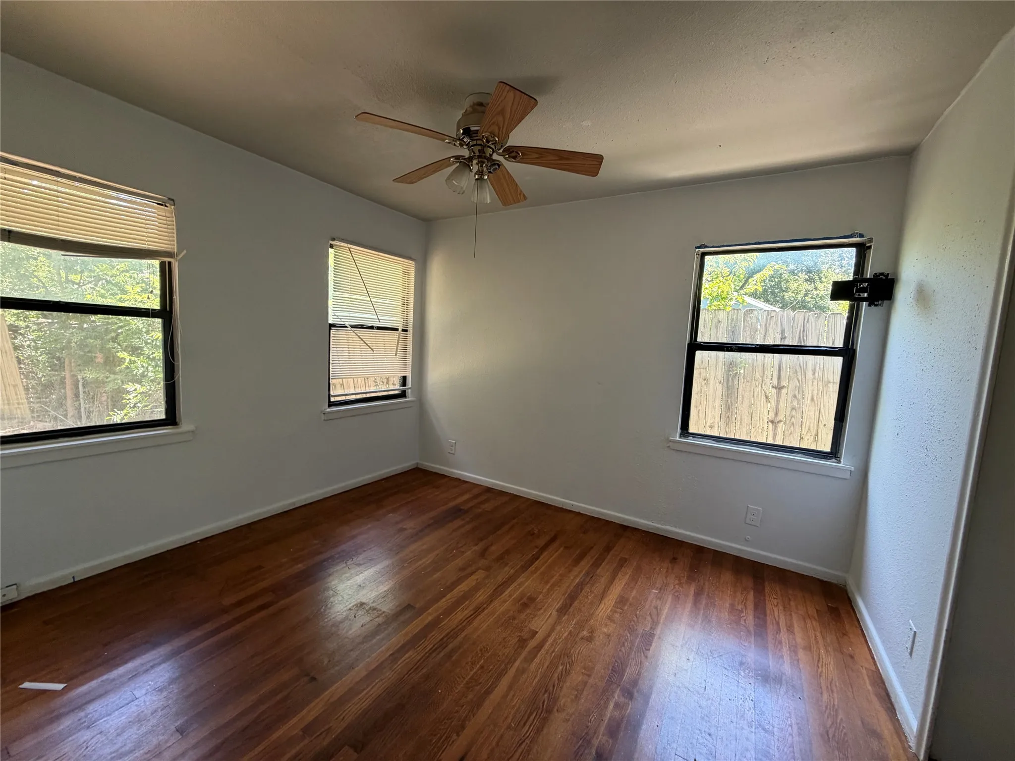 Single Family Residence For Sale in Tarrant County , 2005 Huntington Drive, Arlington, Texas 76010, 4 Bedroom, 2 Bathroom, Garage spaces, 1,356 Sqft, built in 1953, mls#21321342, Real Estate Agent in Arlington, Homes For Sale in Tarrant county, Homes For Sale in Arlington, Realtor in Arlington Texas, Real Estate Brokerage Independent Realty Texas, Luminita Cordes Realtor