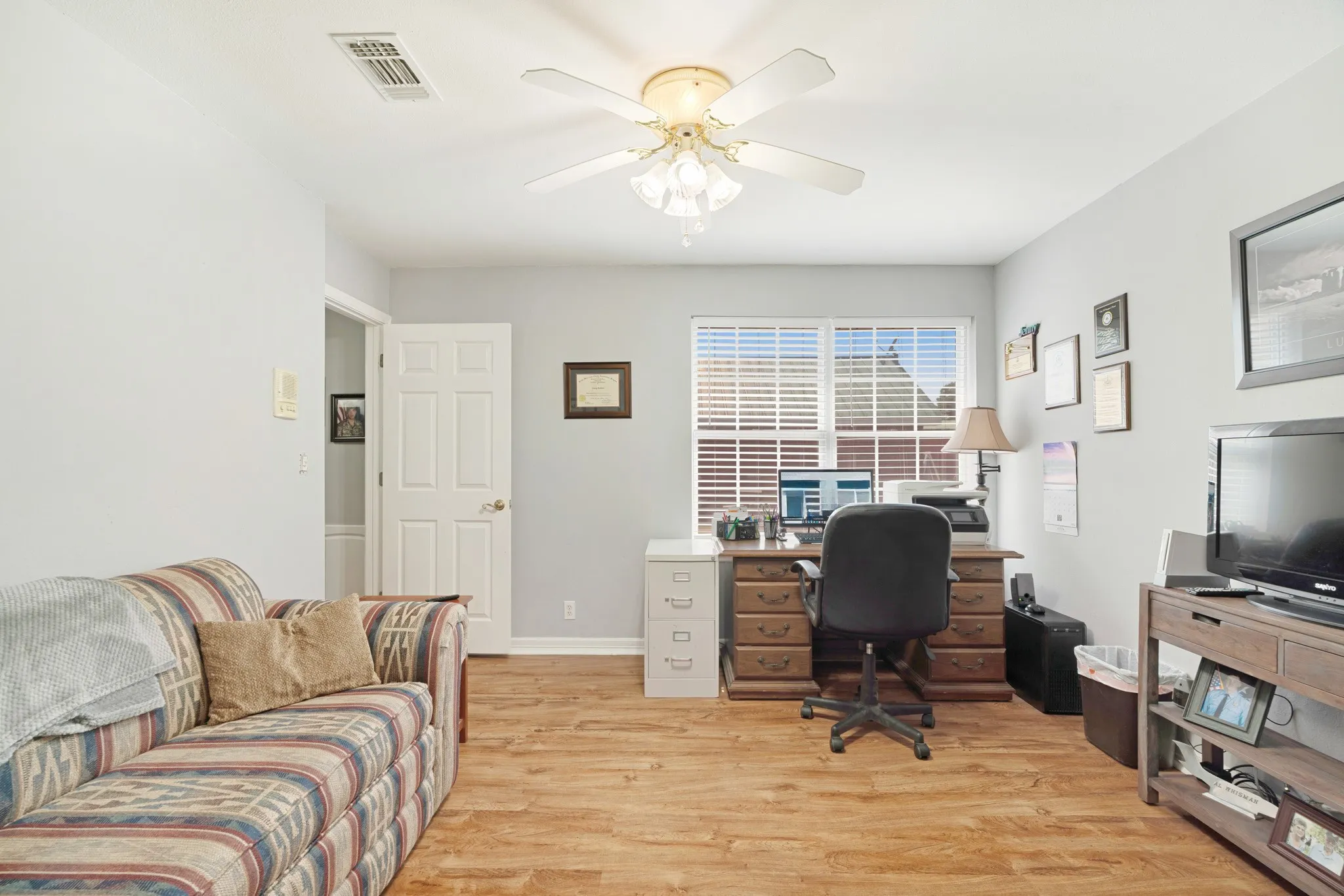 Single Family Residence For Sale in Lamar County , 1005 Us-82, Blossom, Texas 75416, 3 Bedroom, 4 Bathroom, 2 Garage spaces, 2,780 Sqft, built in 1998, mls#21318646, Real Estate Agent in Blossom, Homes For Sale in Lamar county, Homes For Sale in Blossom, Realtor in Blossom Texas, Real Estate Brokerage Independent Realty Texas, Luminita Cordes Realtor