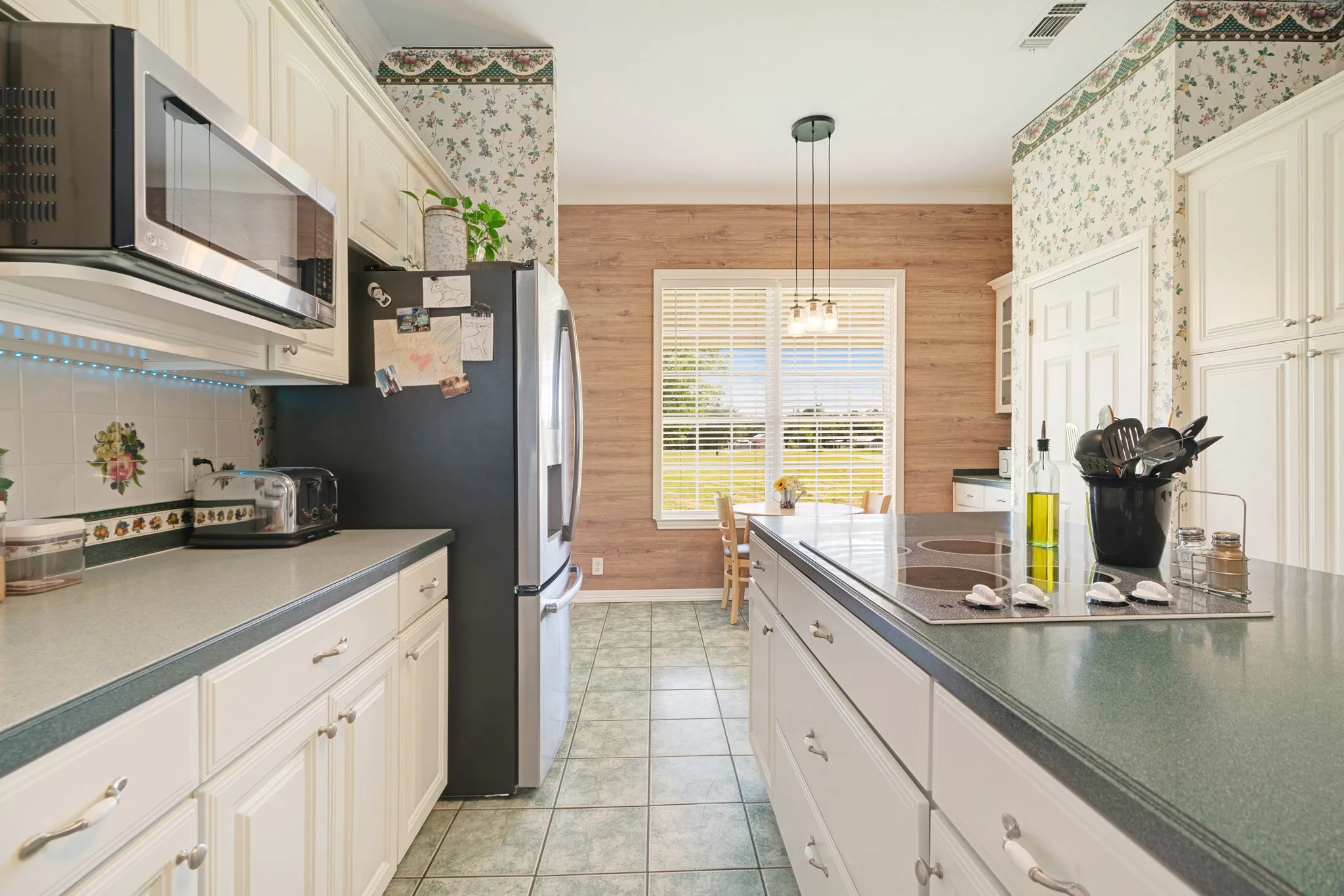 Single Family Residence For Sale in Lamar County , 1005 Us-82, Blossom, Texas 75416, 3 Bedroom, 4 Bathroom, 2 Garage spaces, 2,780 Sqft, built in 1998, mls#21318646, Real Estate Agent in Blossom, Homes For Sale in Lamar county, Homes For Sale in Blossom, Realtor in Blossom Texas, Real Estate Brokerage Independent Realty Texas, Luminita Cordes Realtor
