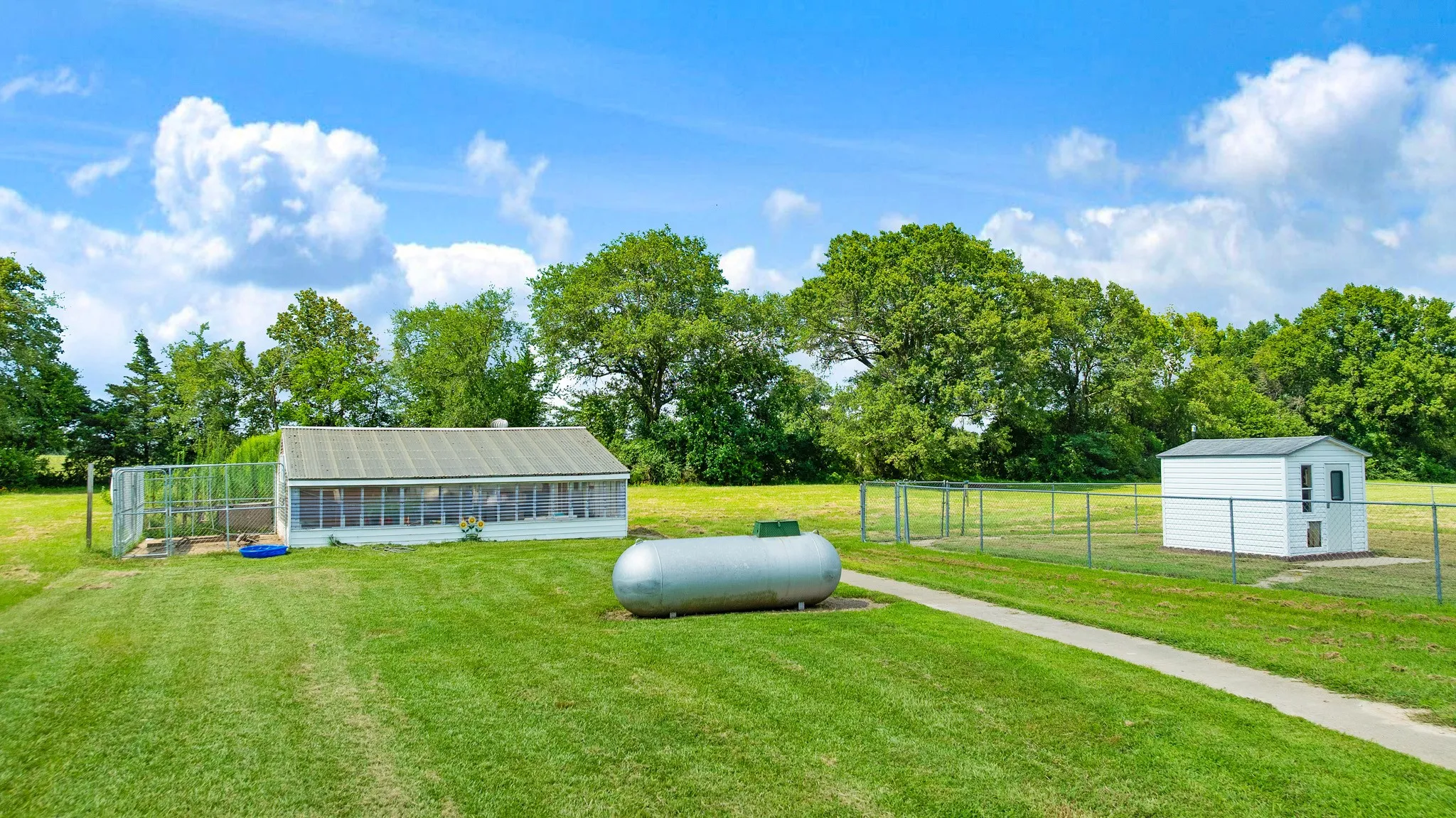 Single Family Residence For Sale in Lamar County , 1005 Us-82, Blossom, Texas 75416, 3 Bedroom, 4 Bathroom, 2 Garage spaces, 2,780 Sqft, built in 1998, mls#21318646, Real Estate Agent in Blossom, Homes For Sale in Lamar county, Homes For Sale in Blossom, Realtor in Blossom Texas, Real Estate Brokerage Independent Realty Texas, Luminita Cordes Realtor